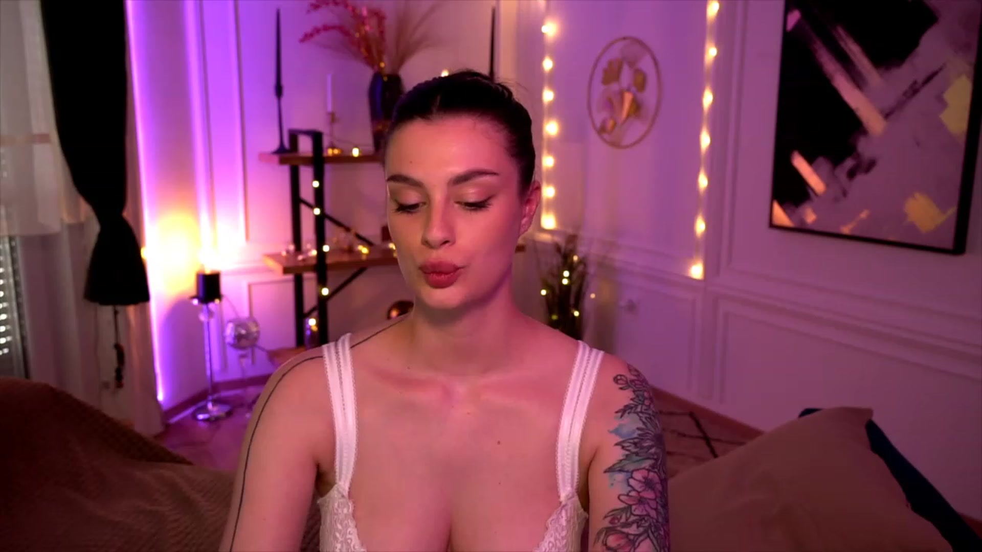 Gallery image thumbnail from lucynutty's myfreecams stream on, 05/21/2023, 16:22 image 12 of 20