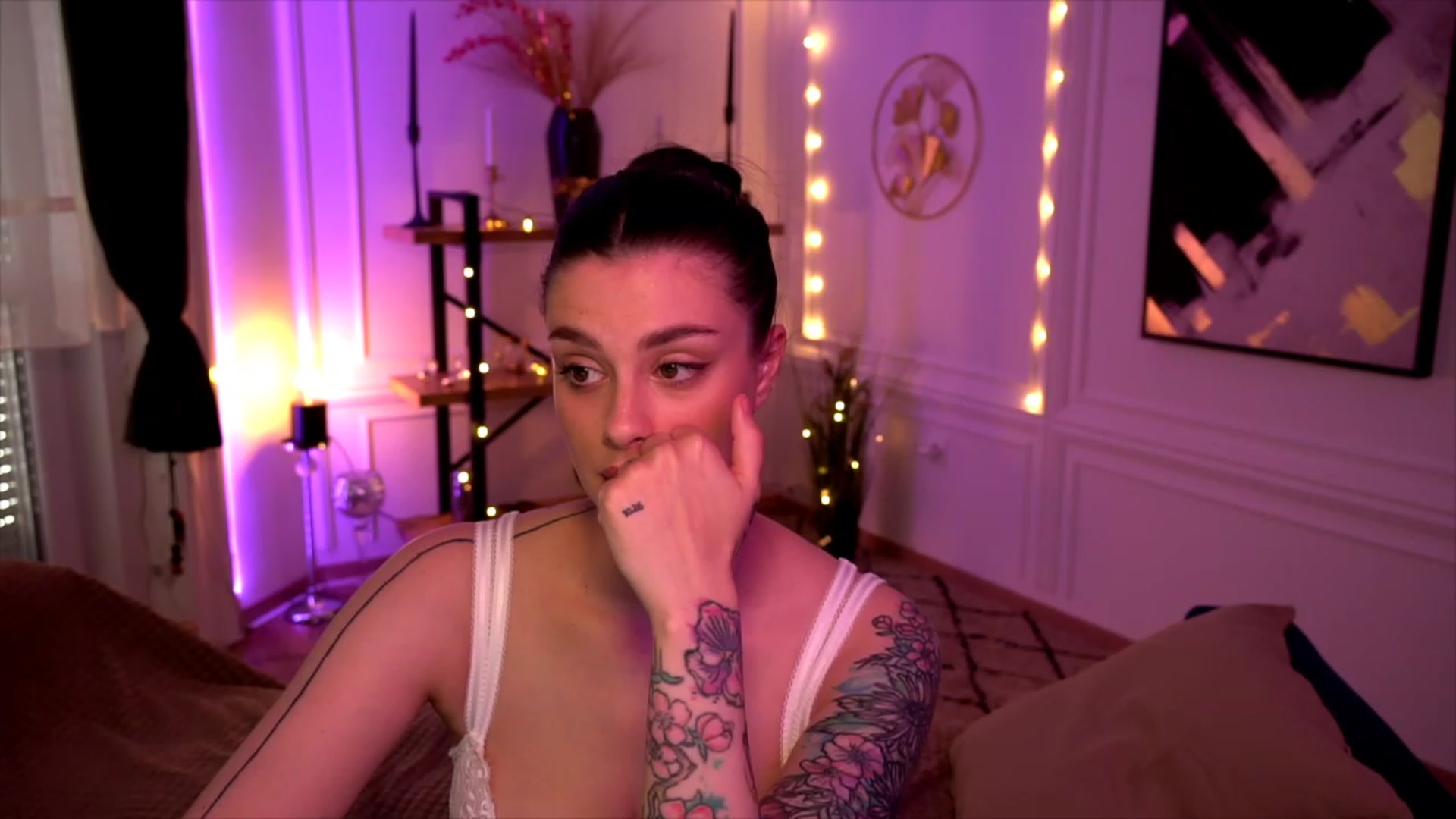 Gallery image thumbnail from lucynutty's myfreecams stream on, 05/21/2023, 16:22 image 8 of 20