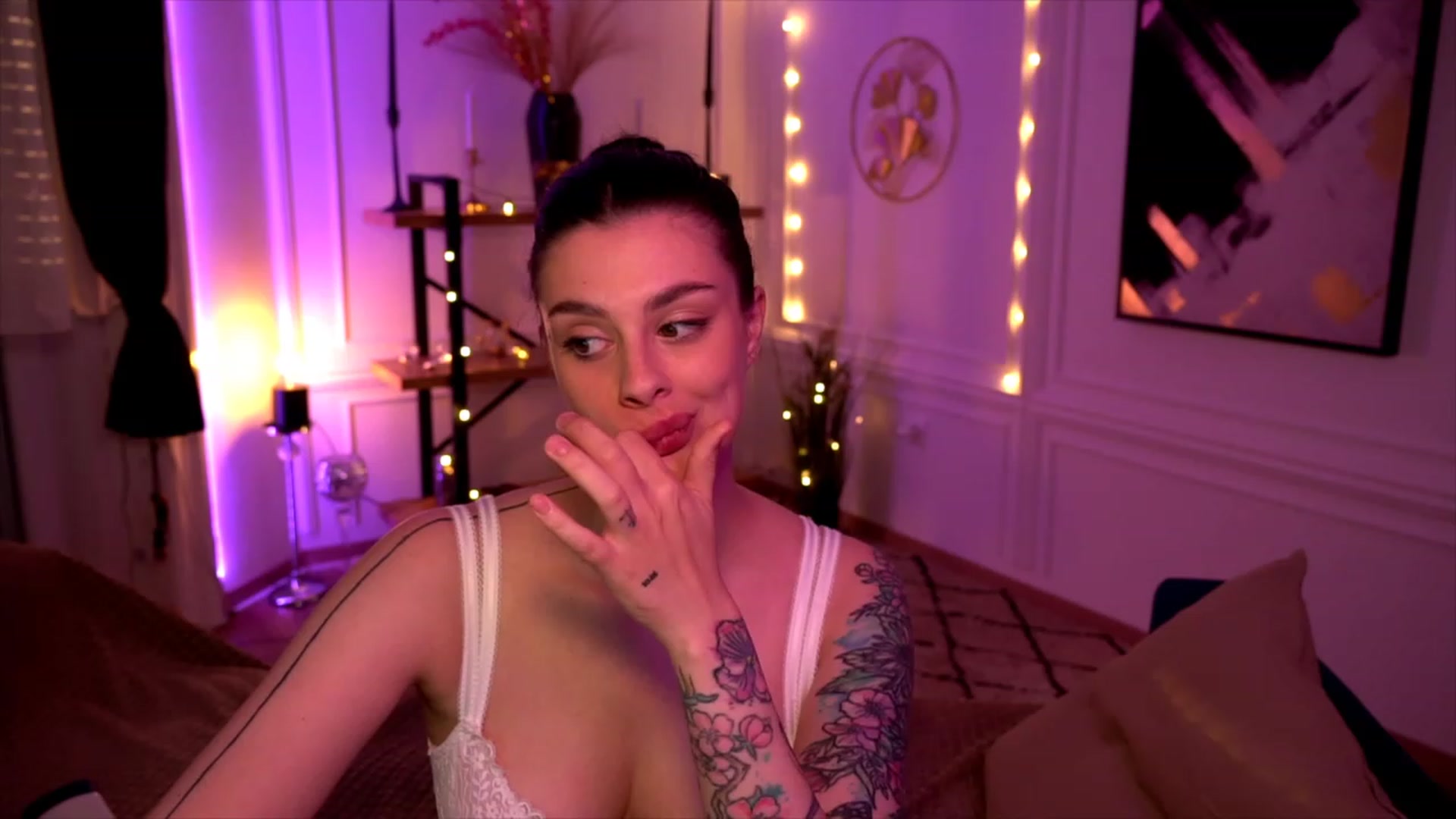 Gallery image thumbnail from lucynutty's myfreecams stream on, 05/21/2023, 18:46 image 10 of 20