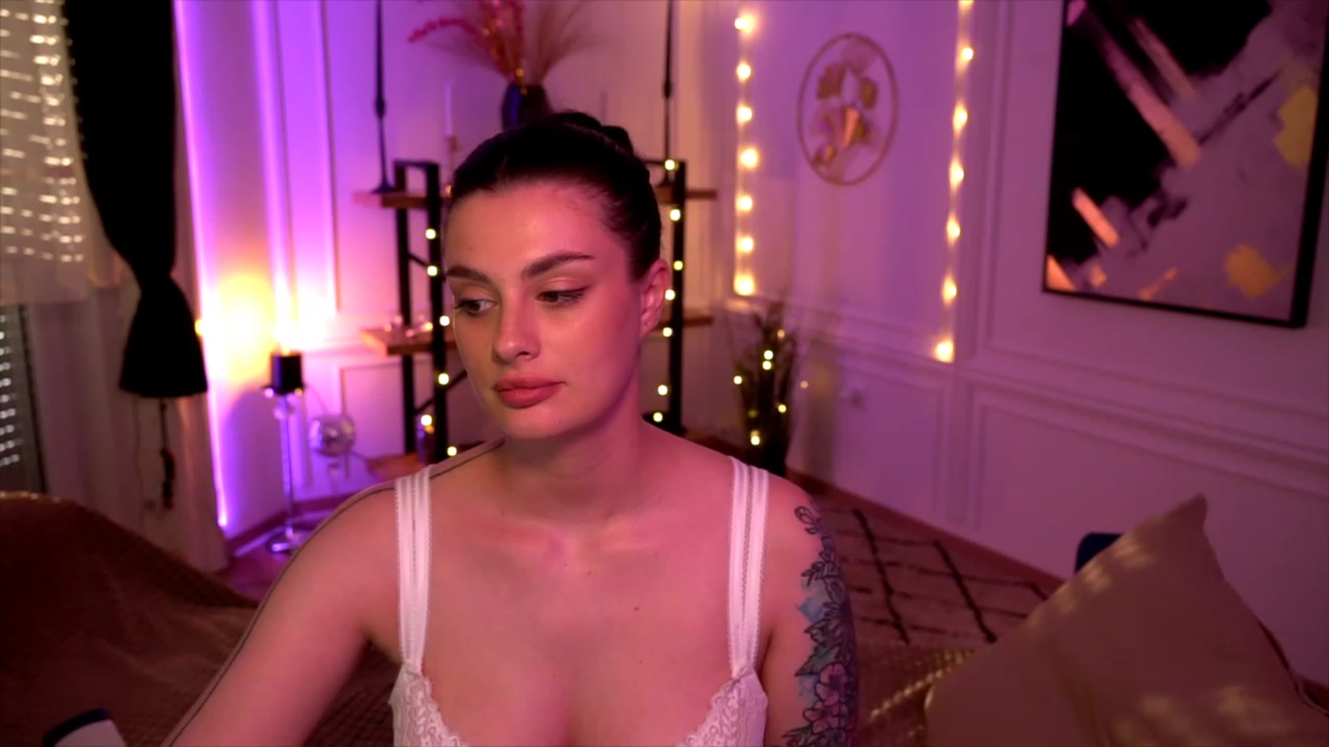 Gallery image thumbnail from lucynutty's myfreecams stream on, 05/21/2023, 18:46 image 4 of 20