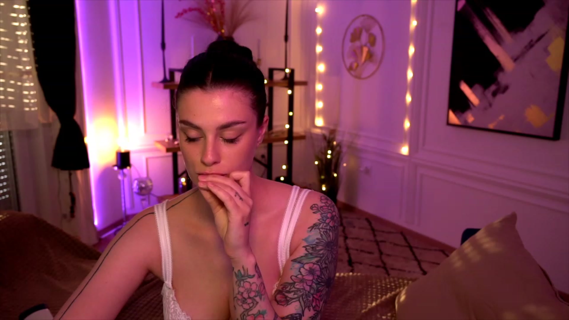 Gallery image thumbnail from lucynutty's myfreecams stream on, 05/21/2023, 18:46 image 5 of 20
