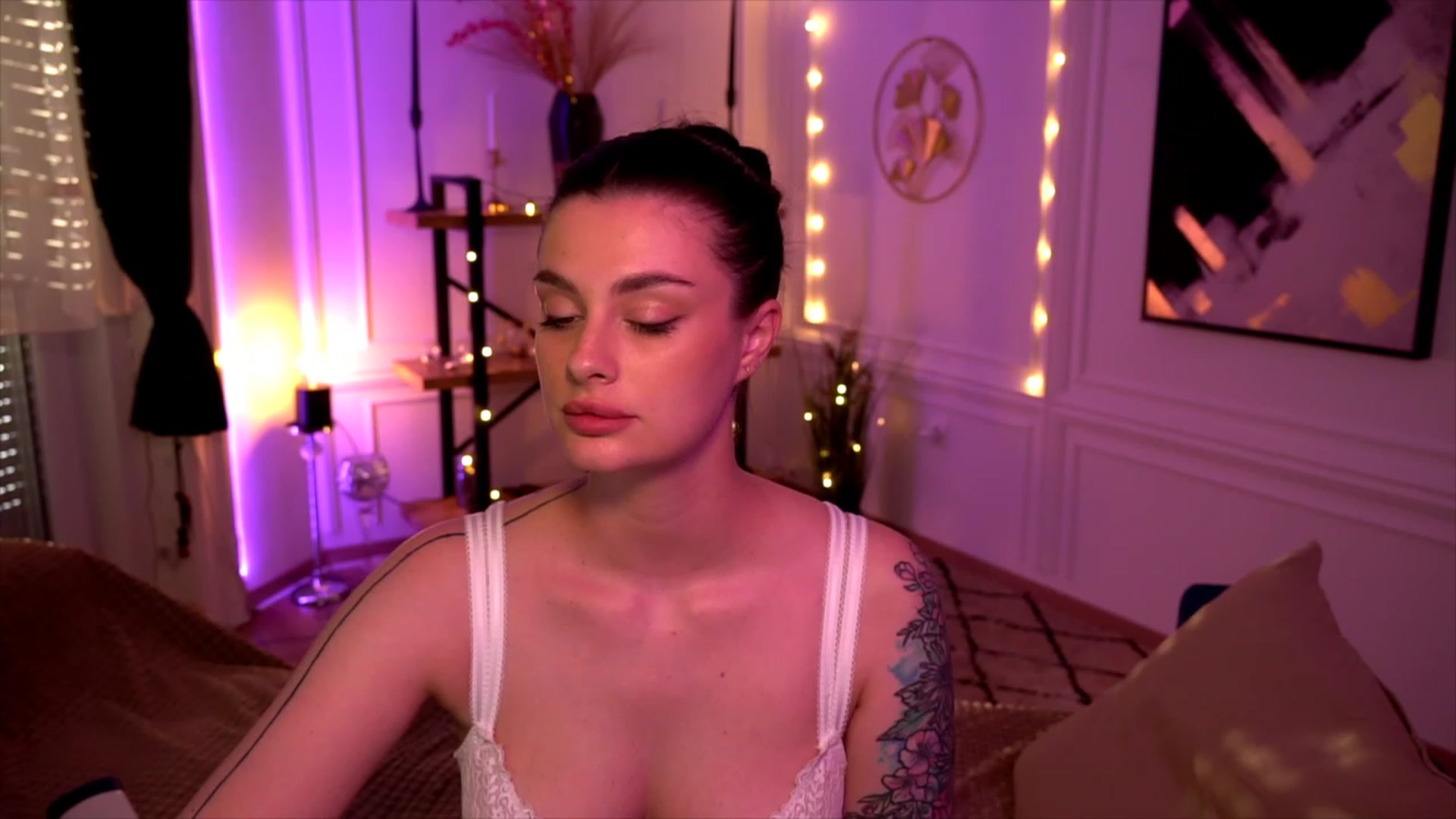 Gallery image thumbnail from lucynutty's myfreecams stream on, 05/21/2023, 18:46 image 3 of 20