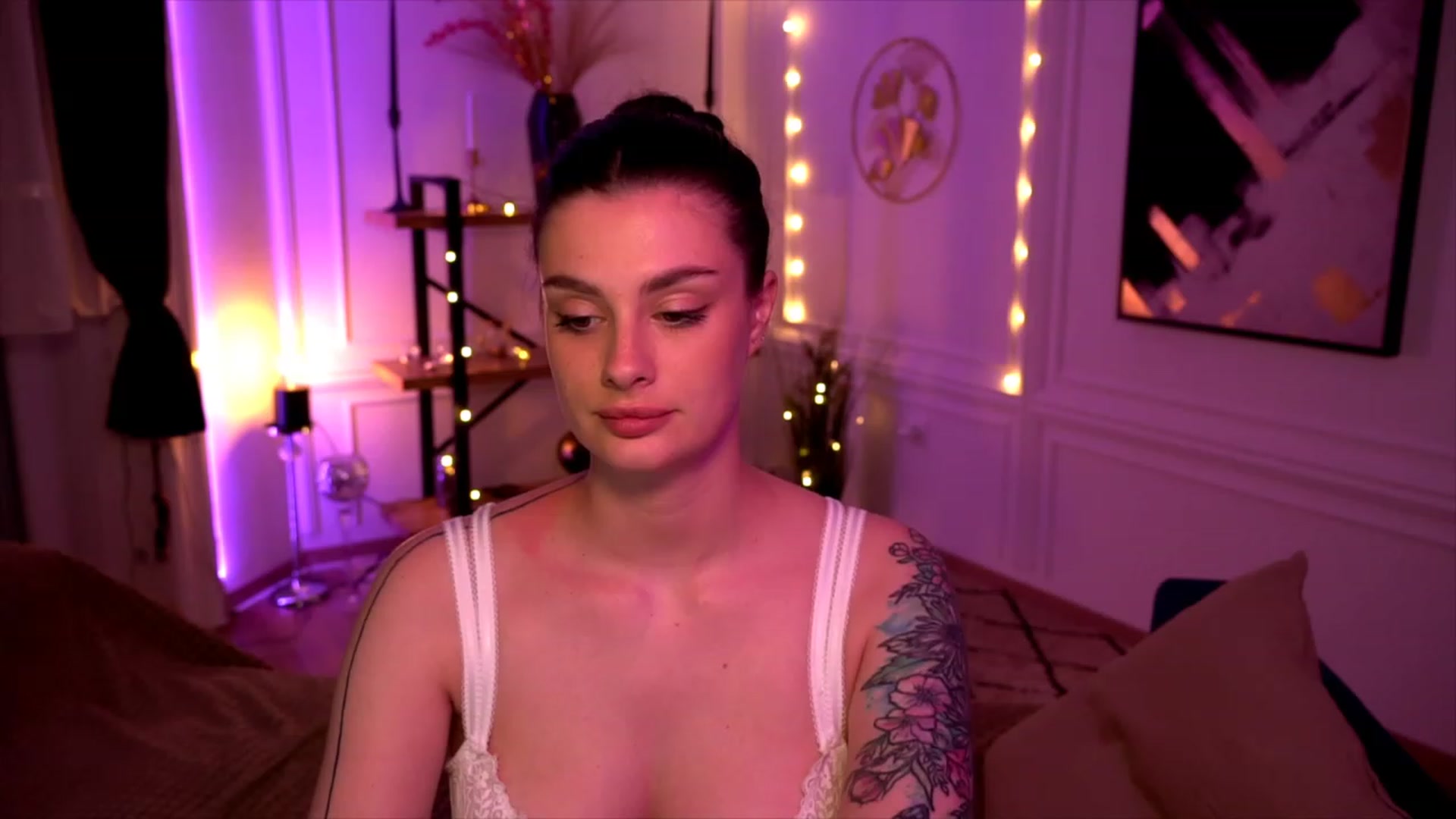 Gallery image thumbnail from lucynutty's myfreecams stream on, 05/21/2023, 18:46 image 18 of 20