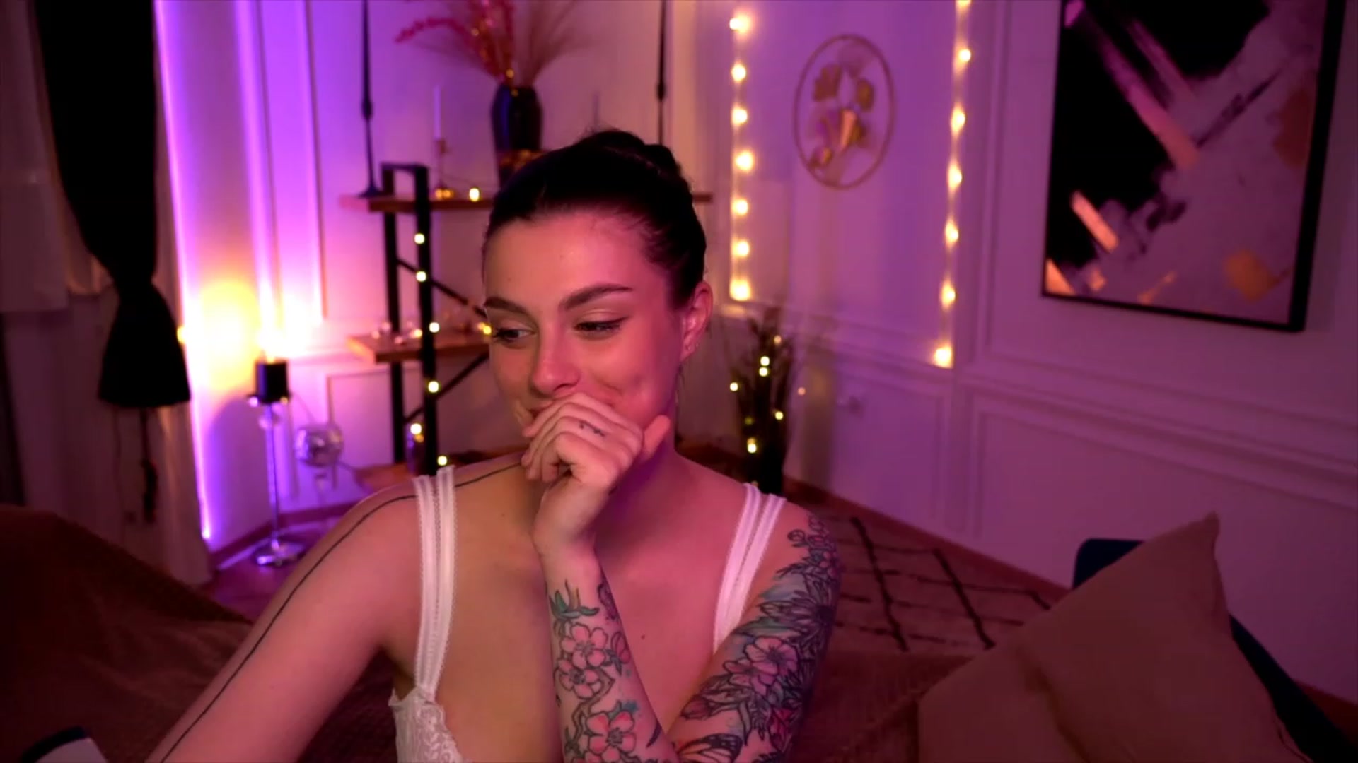 Gallery image thumbnail from lucynutty's myfreecams stream on, 05/21/2023, 18:46 image 14 of 20