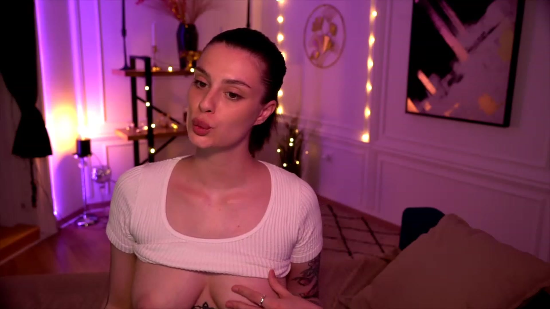Gallery image thumbnail from lucynutty's myfreecams stream on, 05/26/2023, 17:04 image 13 of 20