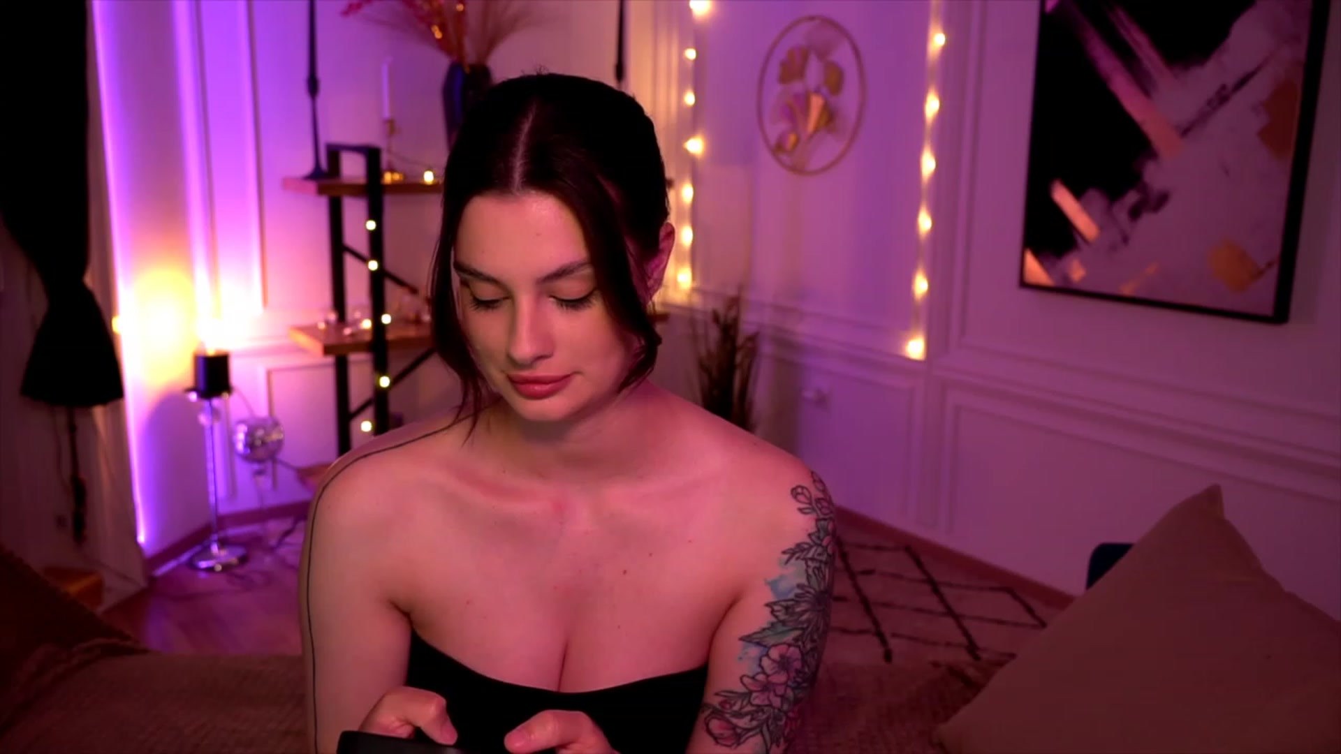 Gallery image thumbnail from lucynutty's myfreecams stream on, 05/30/2023, 15:25 image 10 of 20