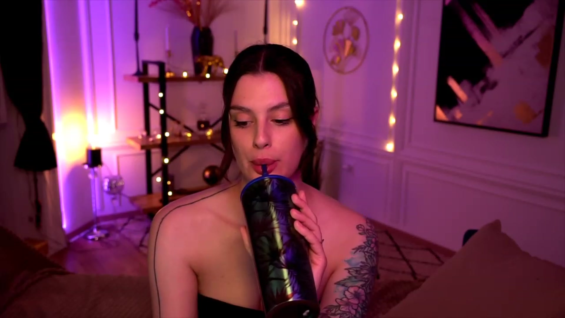 Gallery image thumbnail from lucynutty's myfreecams stream on, 05/30/2023, 17:25 image 14 of 20