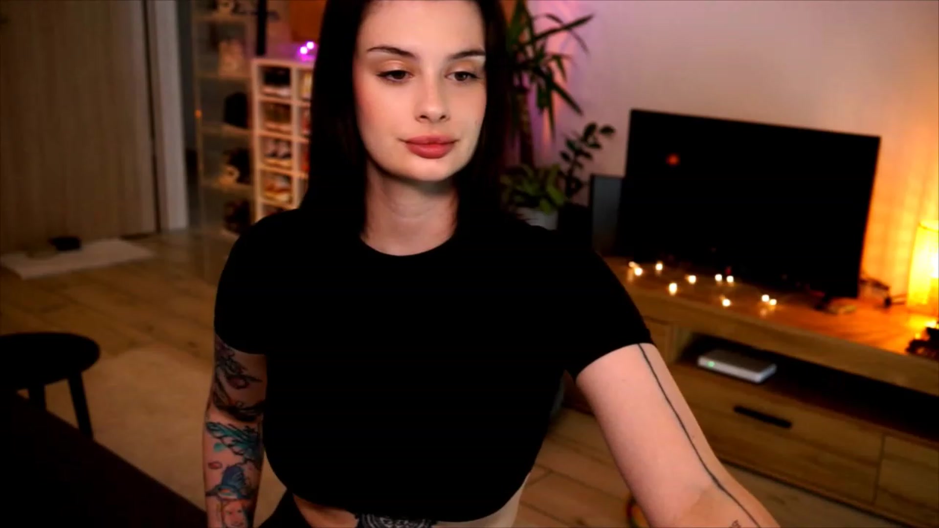 Gallery image thumbnail from lucynutty's myfreecams stream on, 06/04/2023, 16:24 image 9 of 20