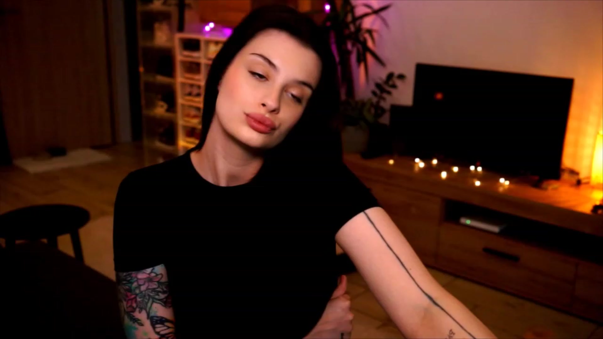 Gallery image thumbnail from lucynutty's myfreecams stream on, 06/04/2023, 17:17 image 2 of 20