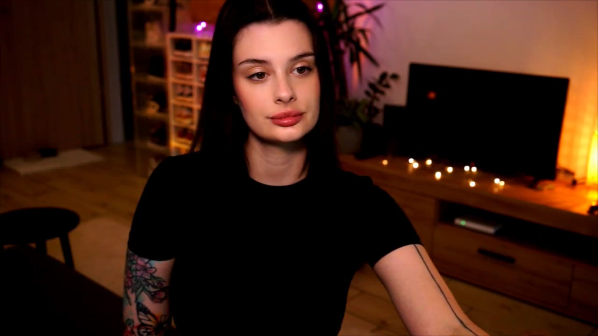 Gallery image thumbnail from lucynutty's myfreecams stream on, 06/04/2023, 17:17 image 16 of 20