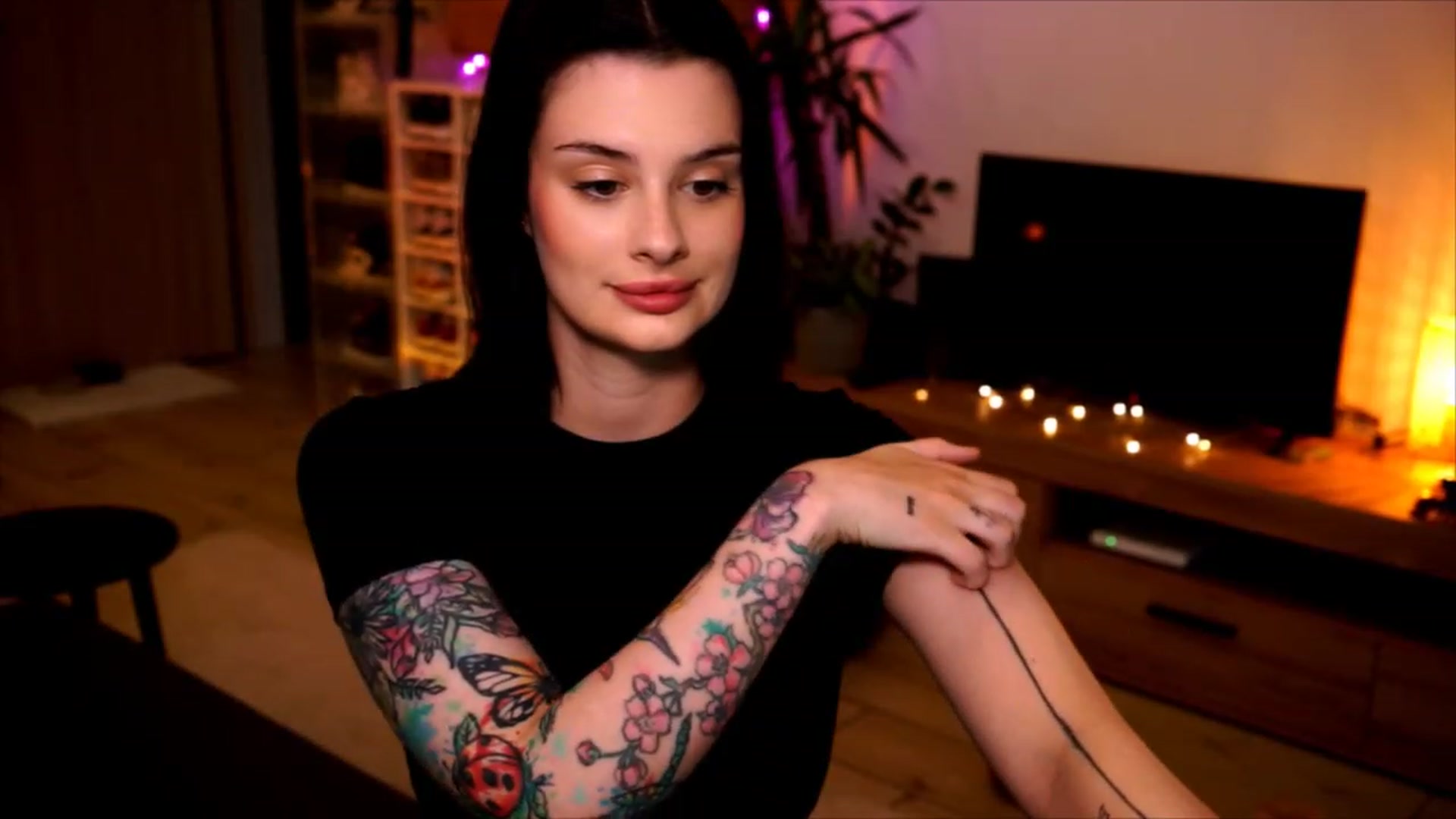 Gallery image thumbnail from lucynutty's myfreecams stream on, 06/04/2023, 17:17 image 5 of 20
