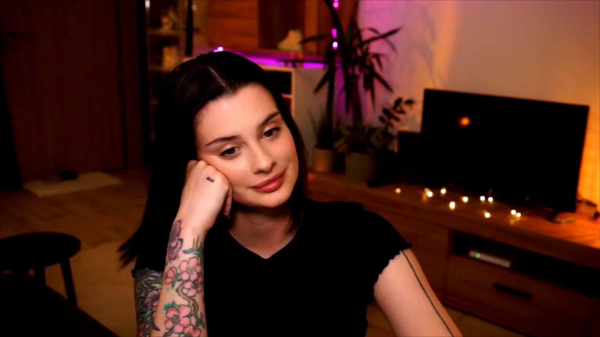 Gallery image thumbnail from lucynutty's myfreecams stream on, 06/04/2023, 19:14 image 17 of 20