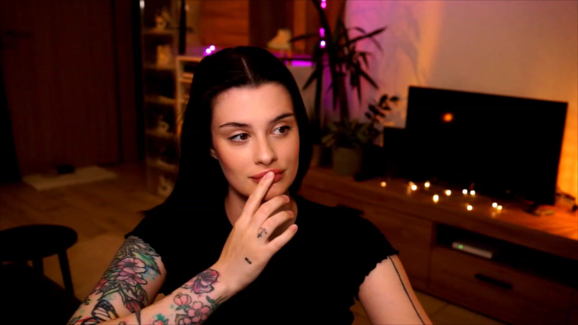 Gallery image thumbnail from lucynutty's myfreecams stream on, 06/04/2023, 19:14 image 16 of 20