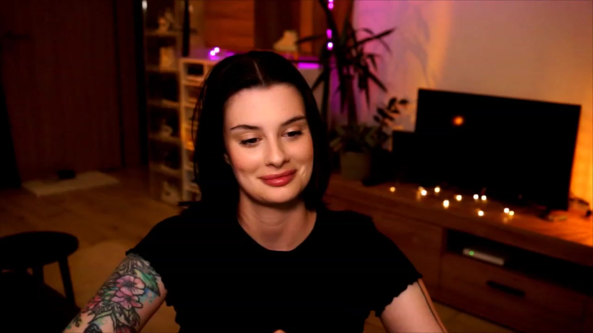 Gallery image thumbnail from lucynutty's myfreecams stream on, 06/04/2023, 19:14 image 15 of 20