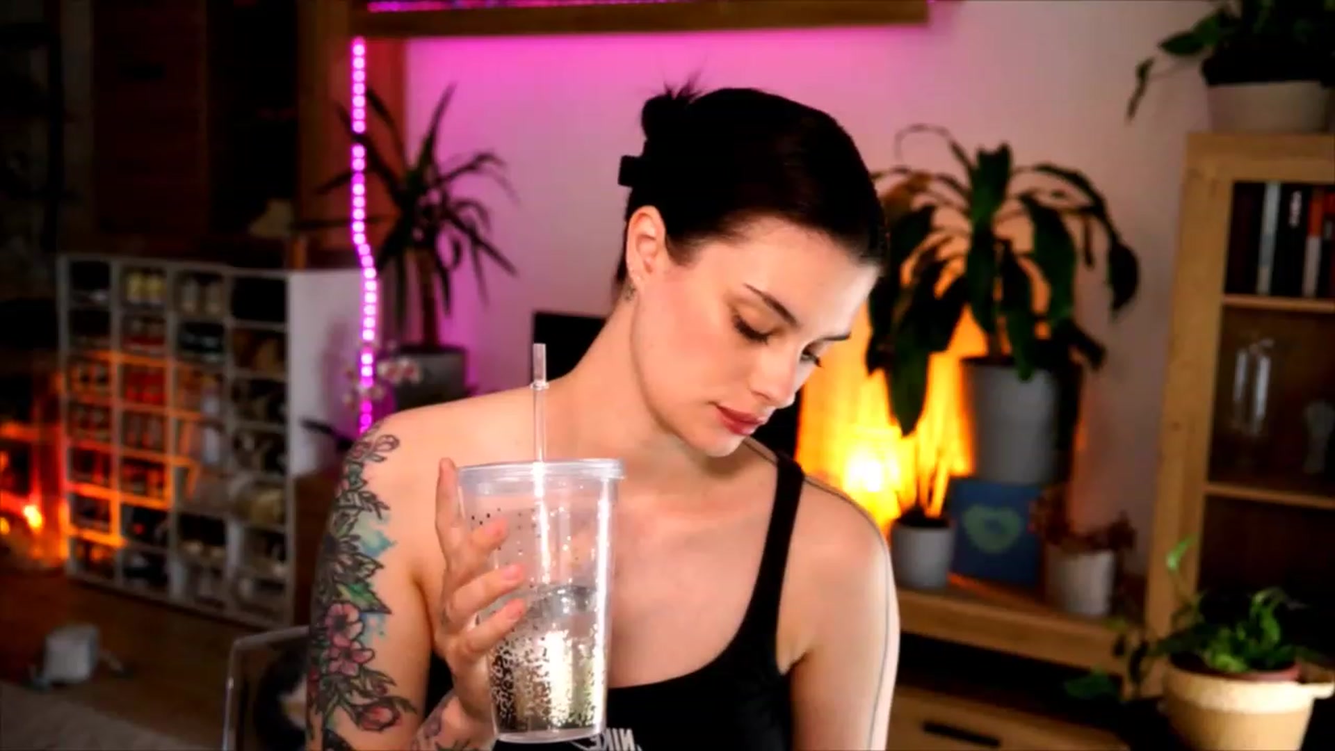 Gallery image thumbnail from lucynutty's myfreecams stream on, 06/05/2023, 09:49 image 14 of 20