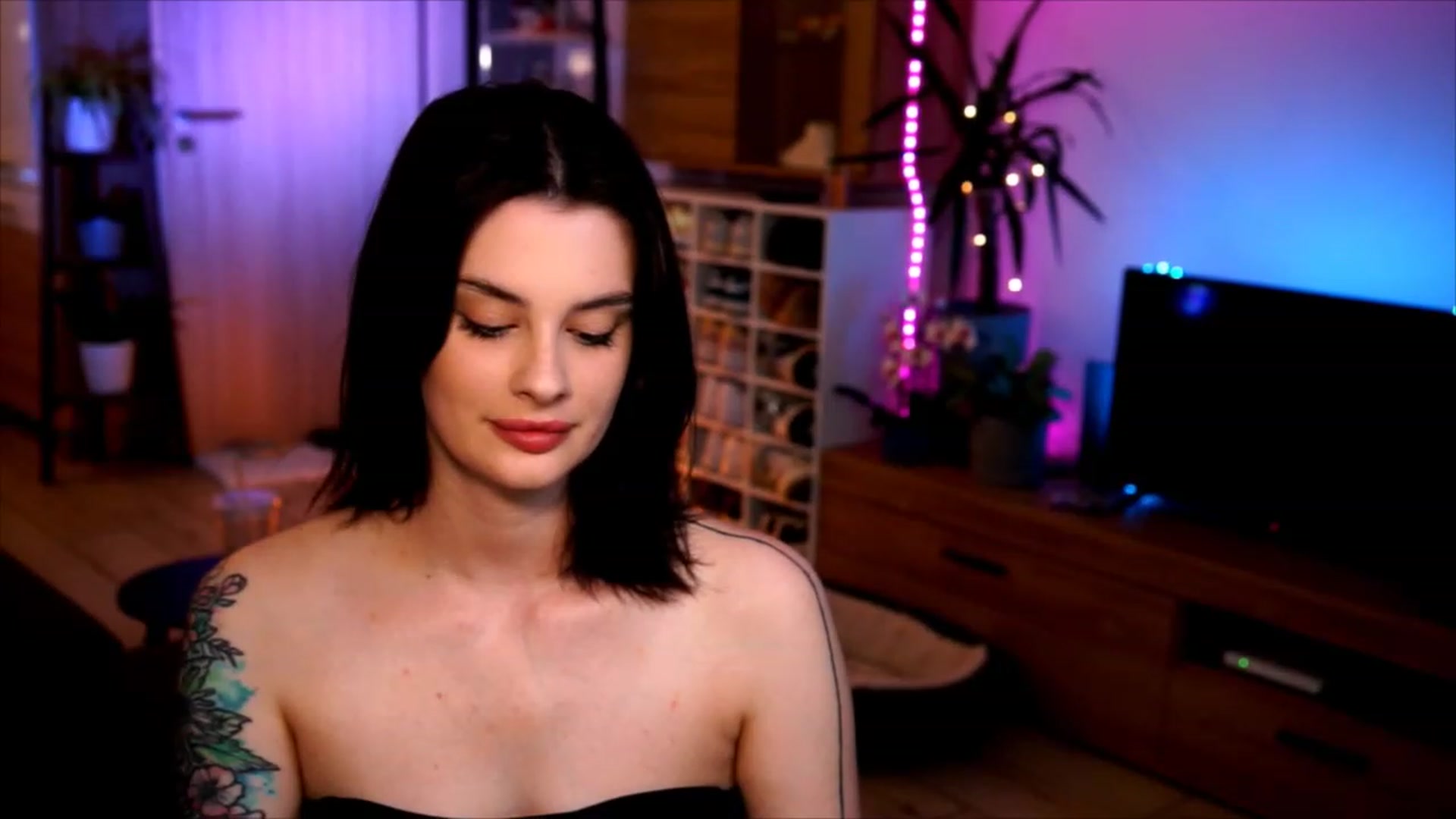 Gallery image thumbnail from lucynutty's myfreecams stream on, 06/06/2023, 17:50 image 13 of 20