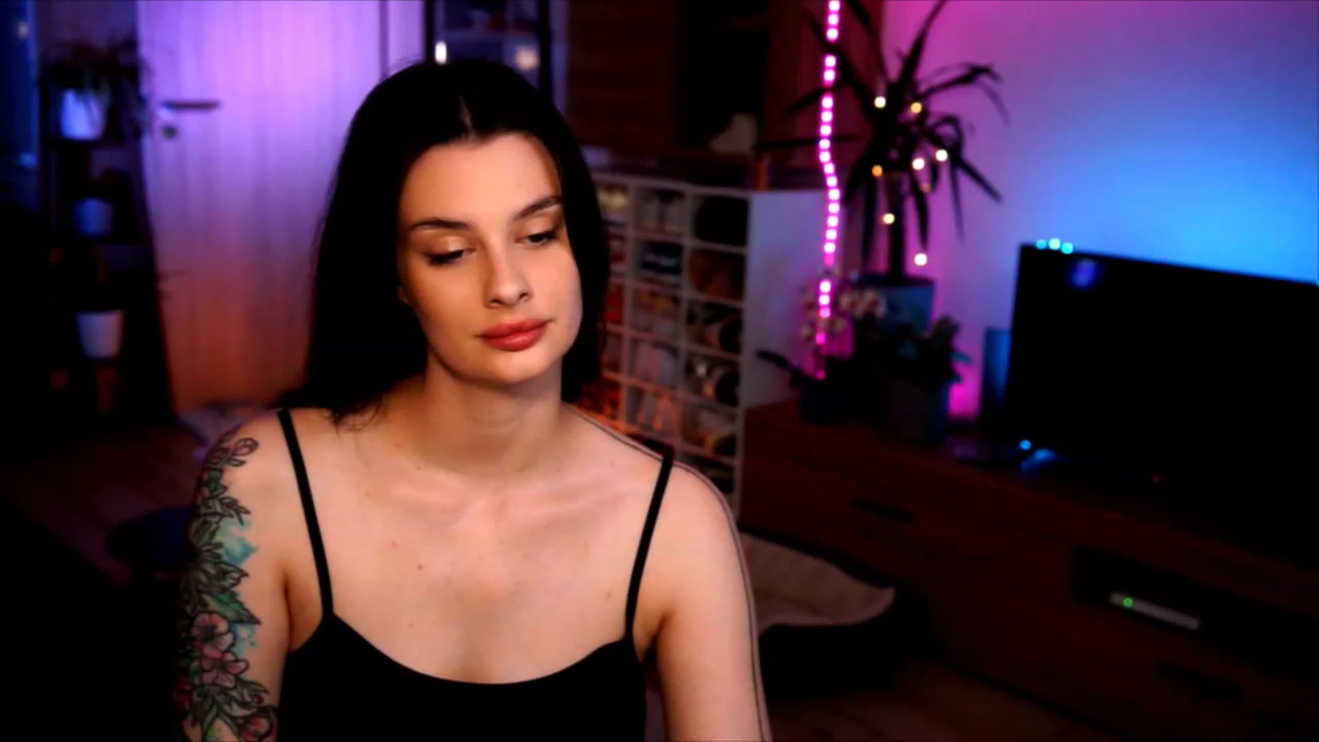 Gallery image thumbnail from lucynutty's myfreecams stream on, 06/06/2023, 17:50 image 2 of 20