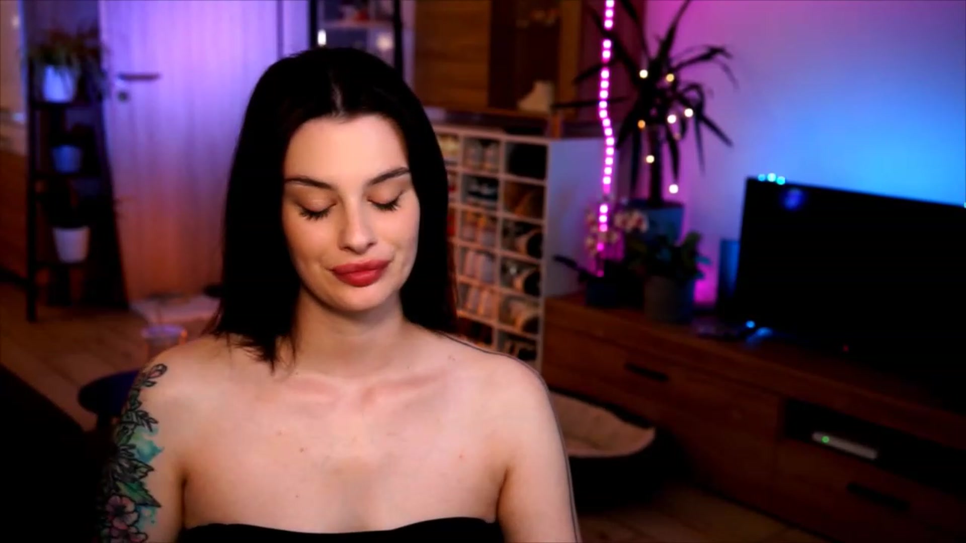 Gallery image thumbnail from lucynutty's myfreecams stream on, 06/06/2023, 17:50 image 14 of 20