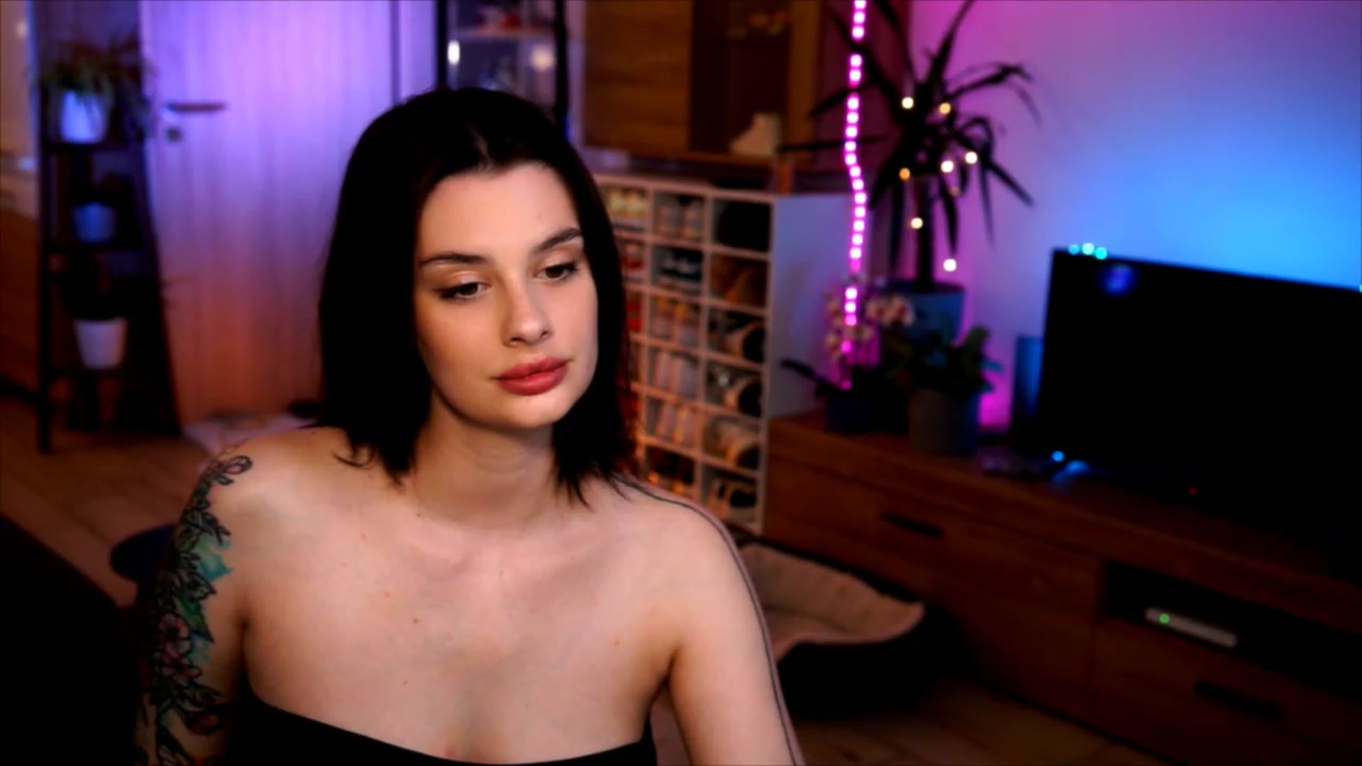 Gallery image thumbnail from lucynutty's myfreecams stream on, 06/06/2023, 17:50 image 18 of 20