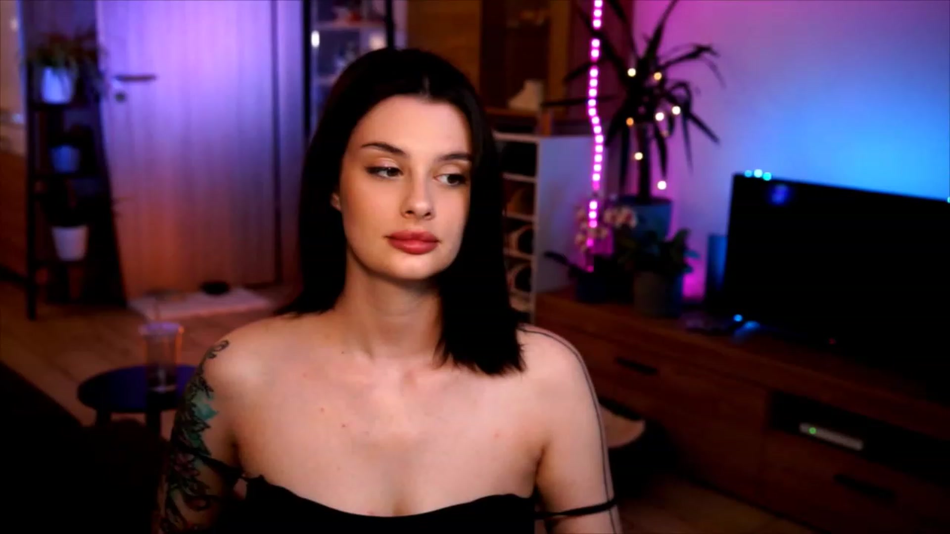 Gallery image thumbnail from lucynutty's myfreecams stream on, 06/06/2023, 19:52 image 3 of 20