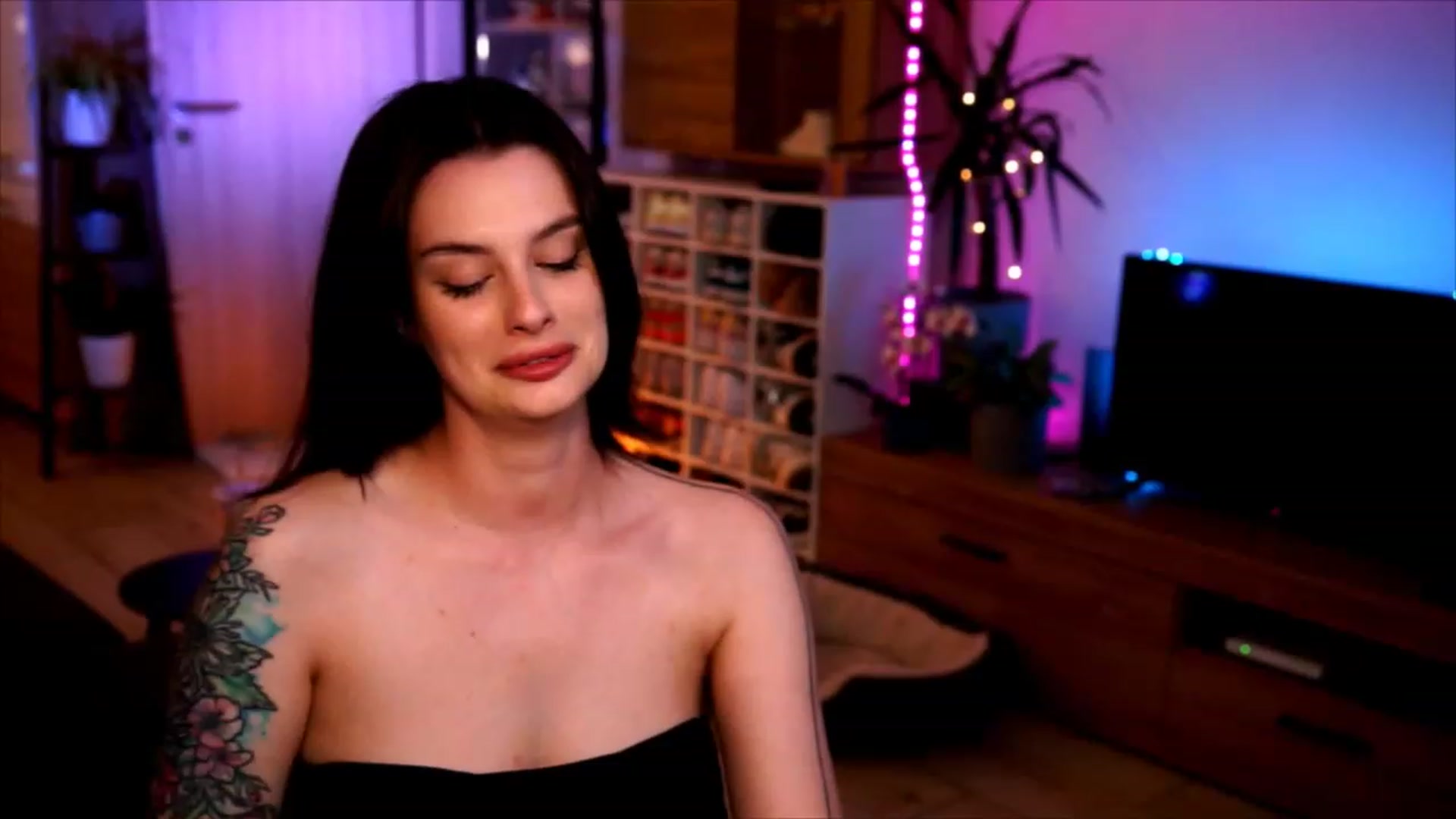 Gallery image thumbnail from lucynutty's myfreecams stream on, 06/06/2023, 19:52 image 7 of 20