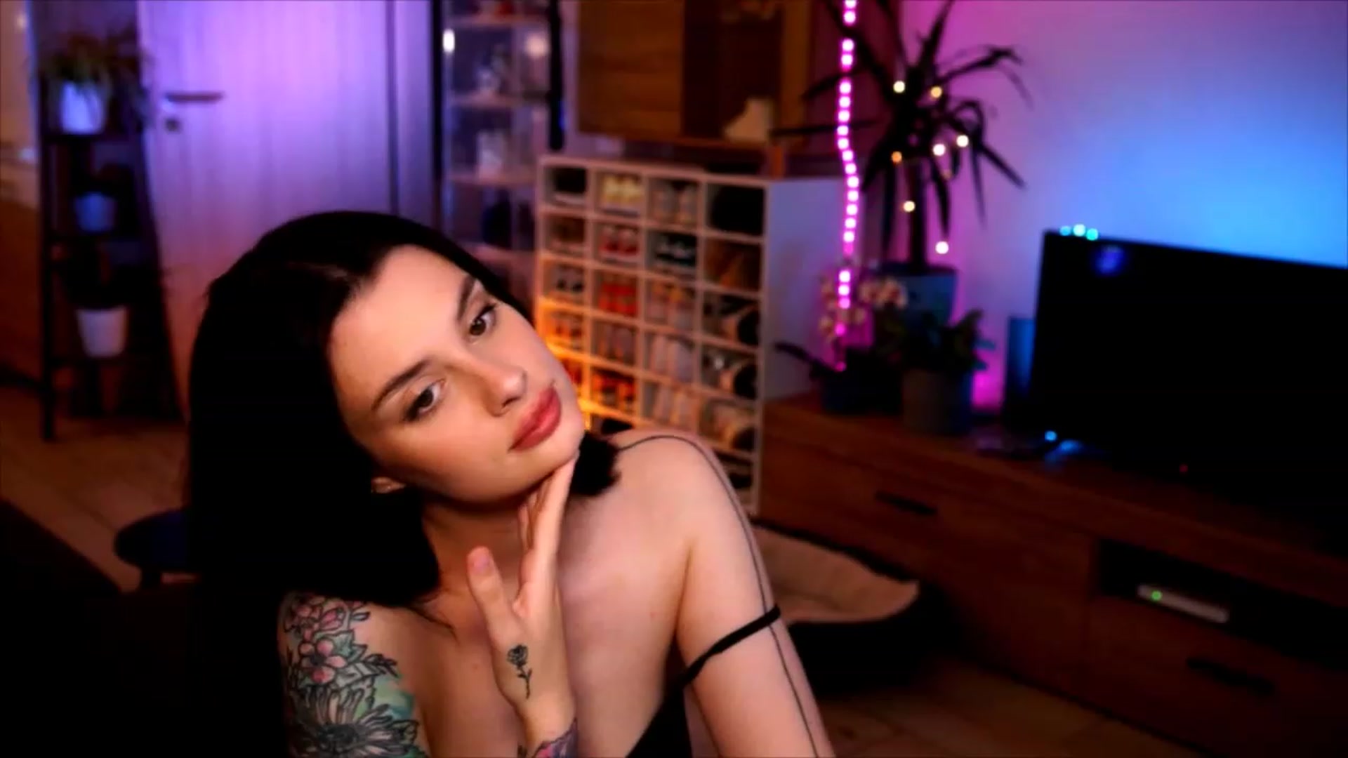 Gallery image thumbnail from lucynutty's myfreecams stream on, 06/06/2023, 19:52 image 12 of 20