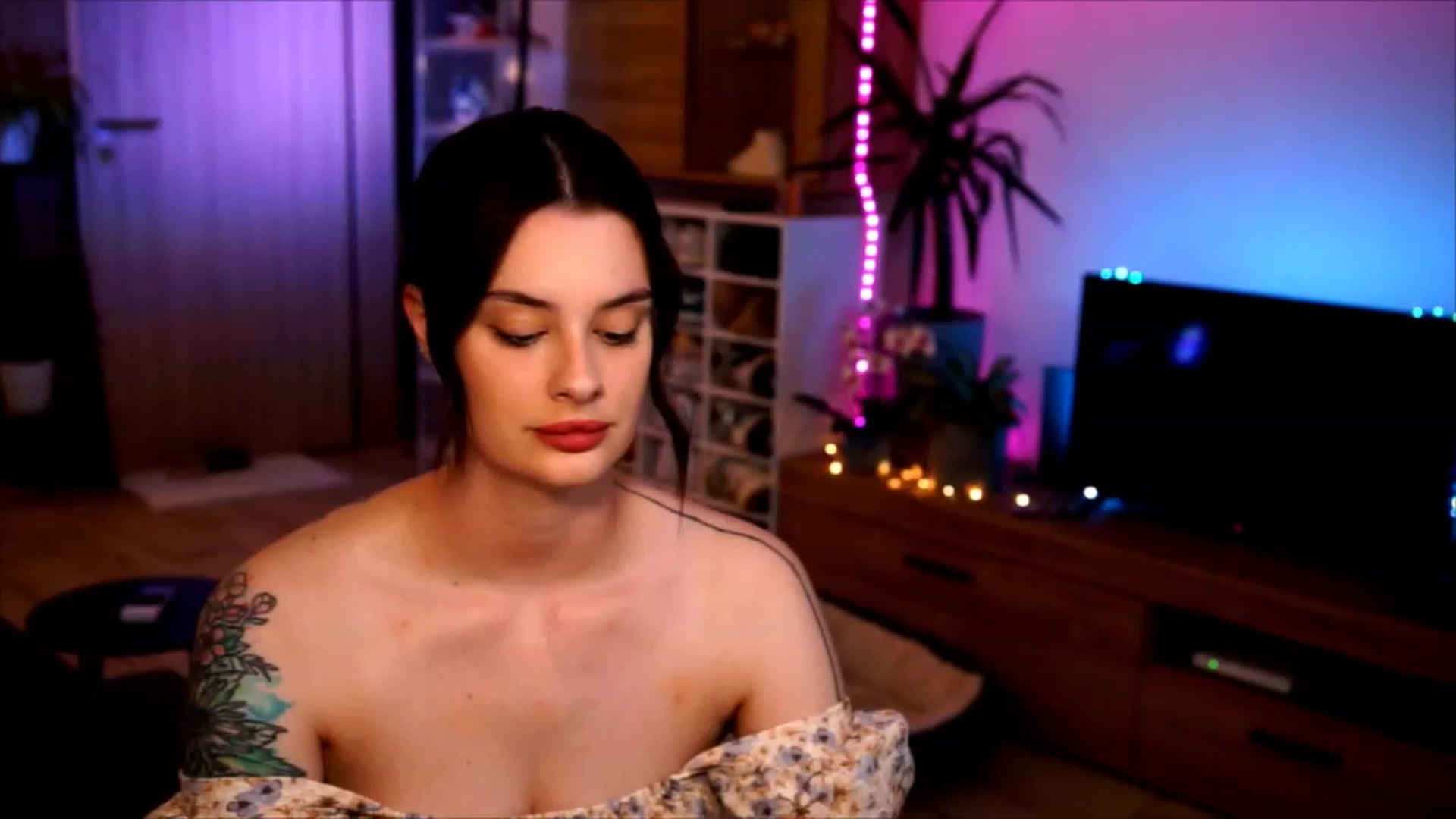 Gallery image thumbnail from lucynutty's myfreecams stream on, 06/07/2023, 19:49 image 4 of 20