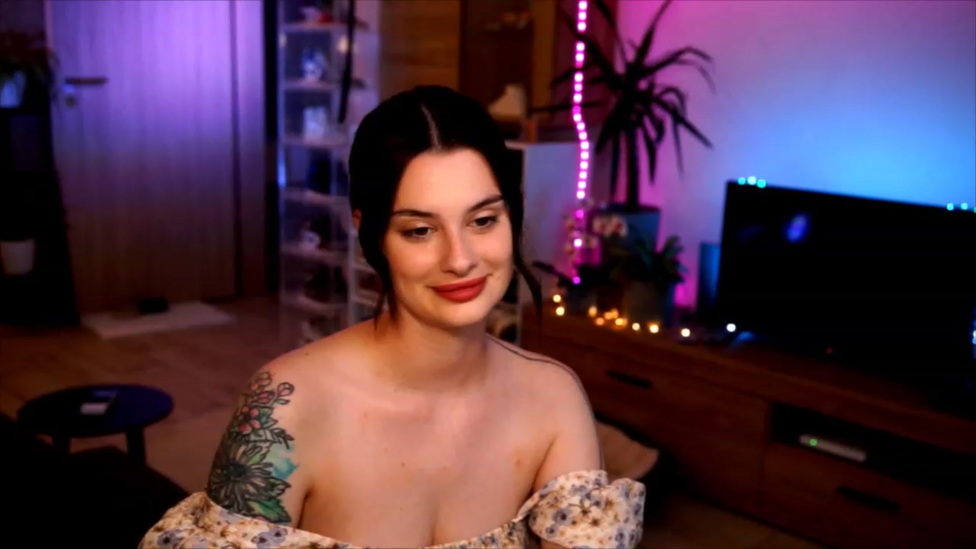 Gallery image thumbnail from lucynutty's myfreecams stream on, 06/07/2023, 19:49 image 13 of 20