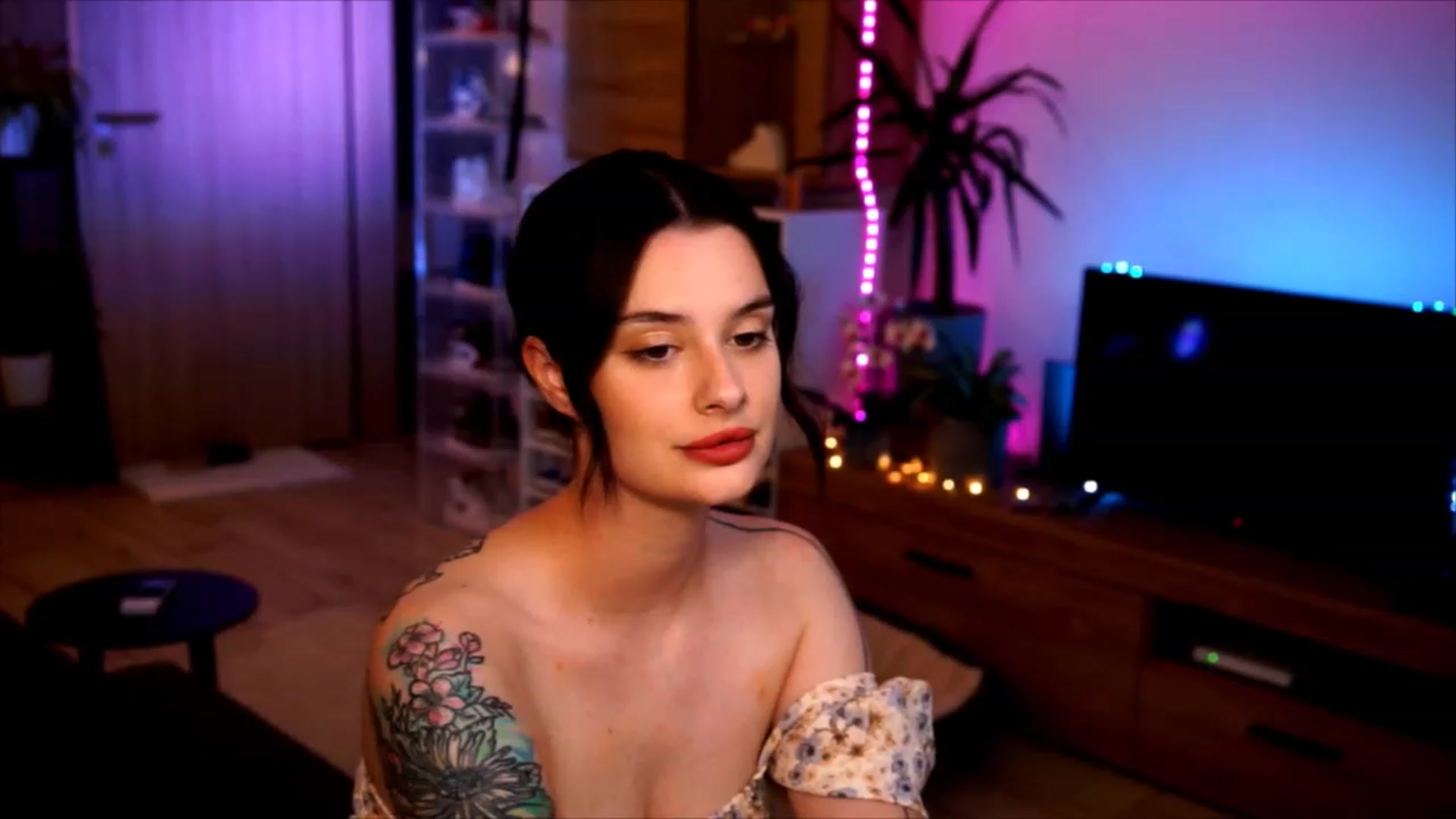 Gallery image thumbnail from lucynutty's myfreecams stream on, 06/07/2023, 19:49 image 16 of 20