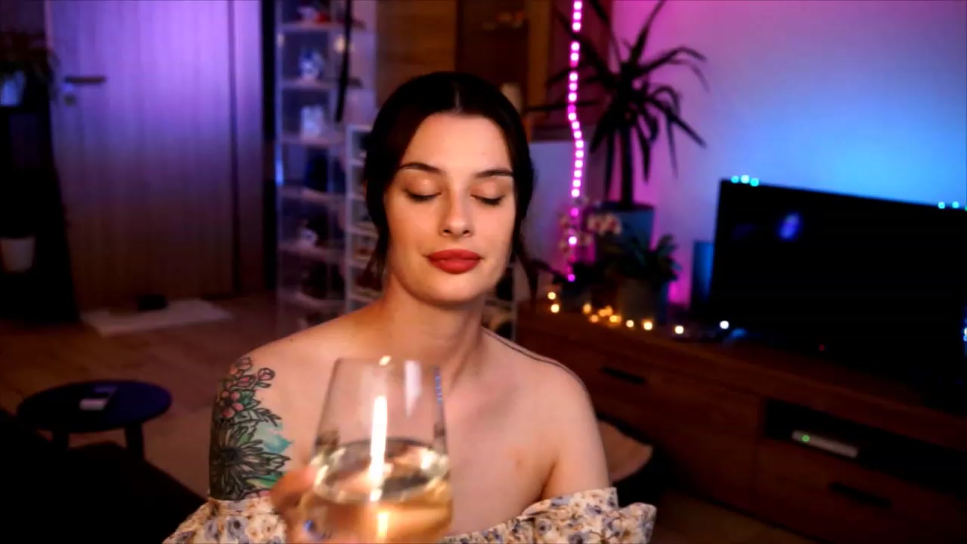 Gallery image thumbnail from lucynutty's myfreecams stream on, 06/07/2023, 19:49 image 1 of 20