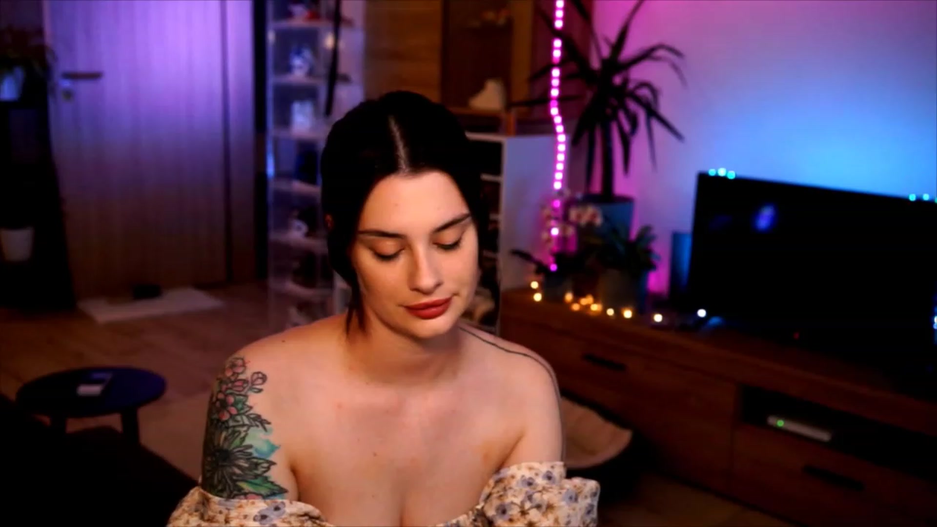 Gallery image thumbnail from lucynutty's myfreecams stream on, 06/07/2023, 19:49 image 5 of 20