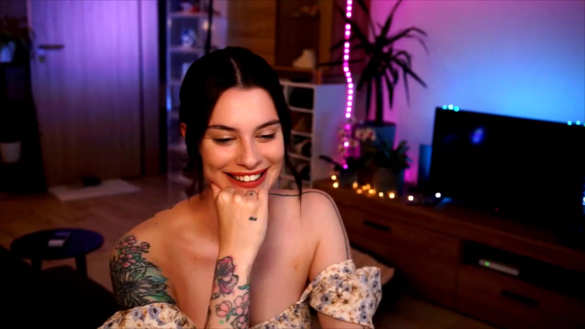 Gallery image thumbnail from lucynutty's myfreecams stream on, 06/07/2023, 19:49 image 12 of 20