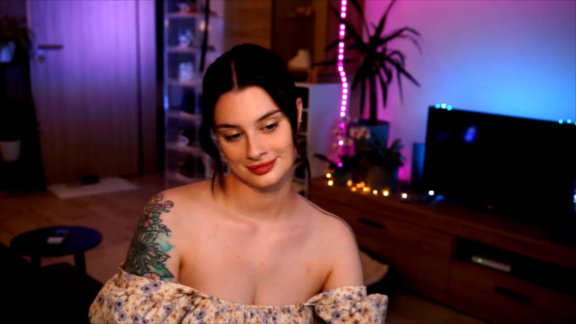 Gallery image thumbnail from lucynutty's myfreecams stream on, 06/07/2023, 19:49 image 7 of 20