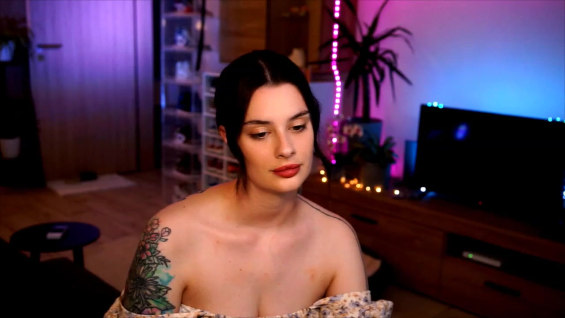 Gallery image thumbnail from lucynutty's myfreecams stream on, 06/07/2023, 19:49 image 2 of 20