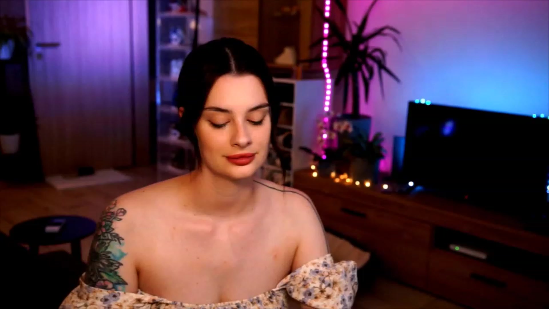 Gallery image thumbnail from lucynutty's myfreecams stream on, 06/07/2023, 19:49 image 9 of 20