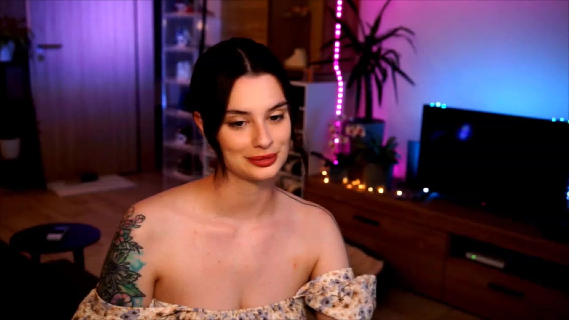 Gallery image thumbnail from lucynutty's myfreecams stream on, 06/07/2023, 19:49 image 18 of 20