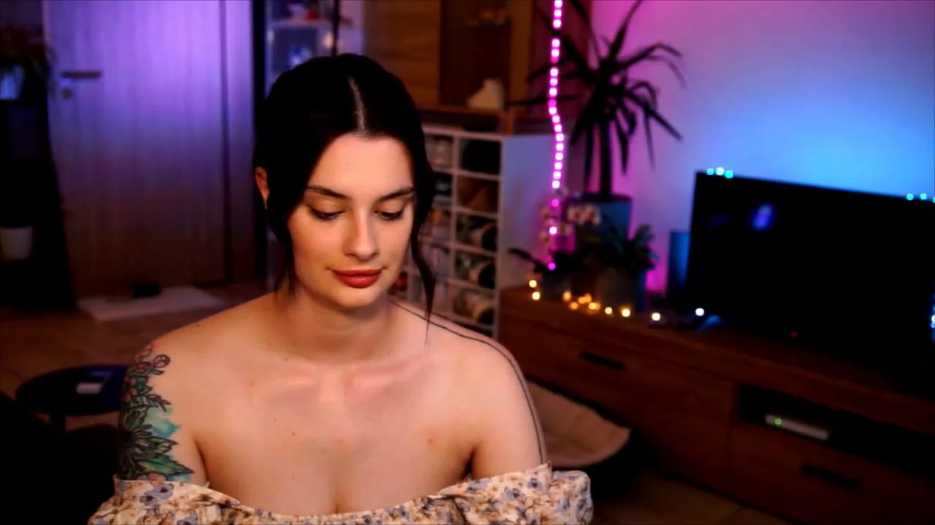 Gallery image thumbnail from lucynutty's myfreecams stream on, 06/07/2023, 19:49 image 8 of 20