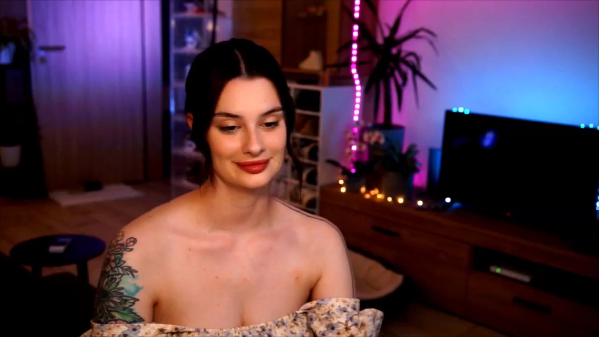 Gallery image thumbnail from lucynutty's myfreecams stream on, 06/07/2023, 19:49 image 11 of 20