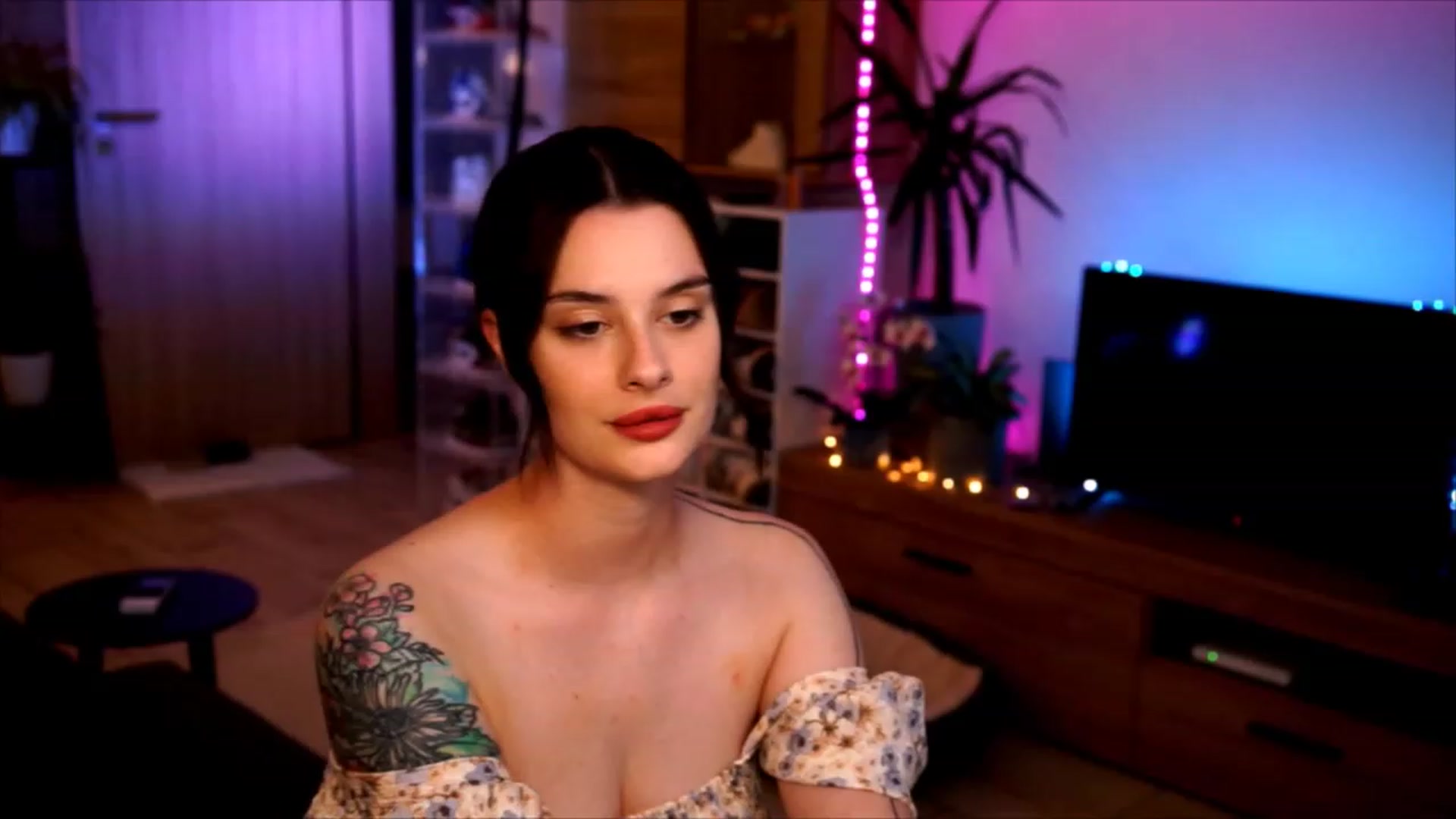 Gallery image thumbnail from lucynutty's myfreecams stream on, 06/07/2023, 19:49 image 15 of 20