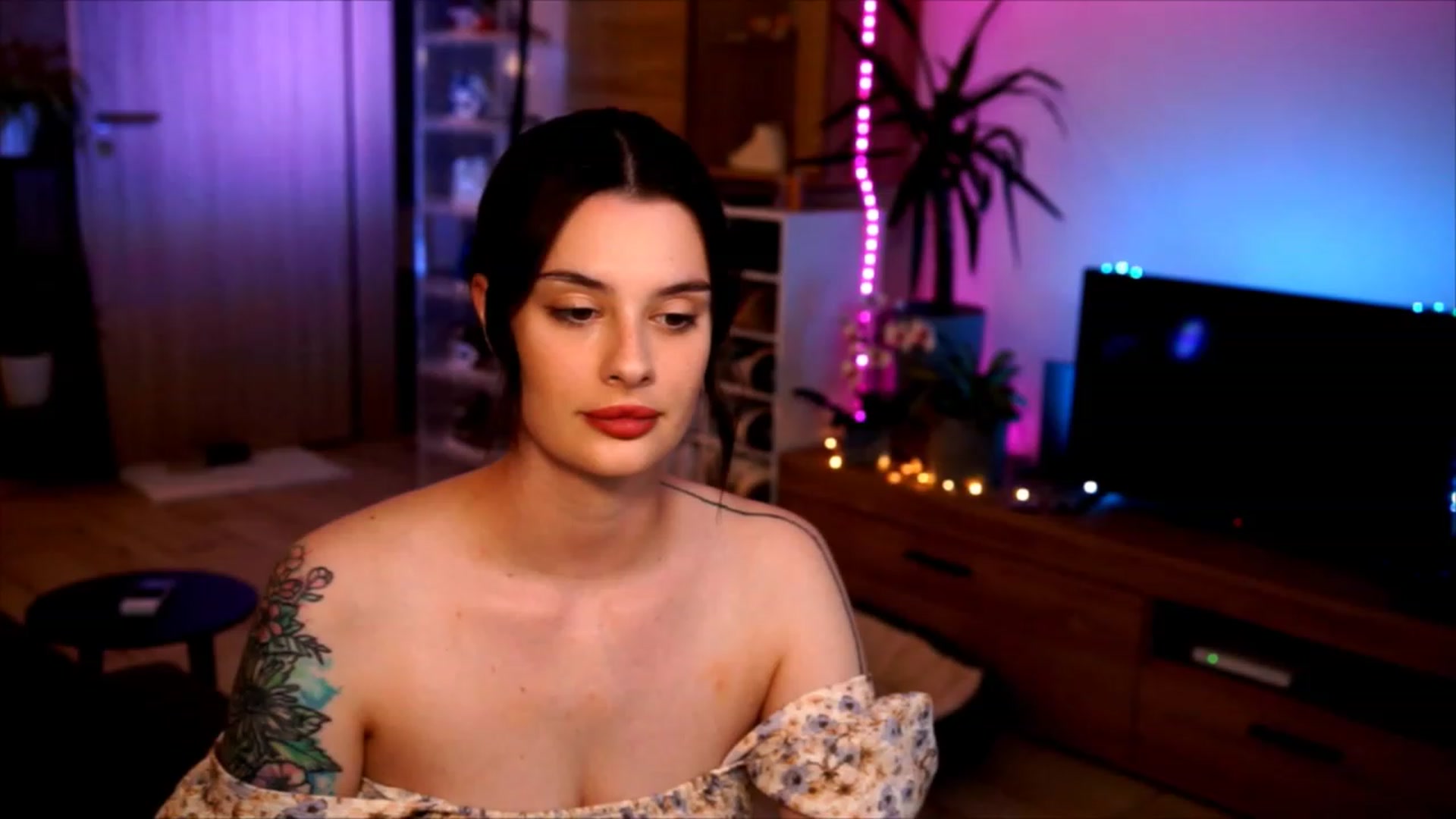 Gallery image thumbnail from lucynutty's myfreecams stream on, 06/07/2023, 19:49 image 6 of 20