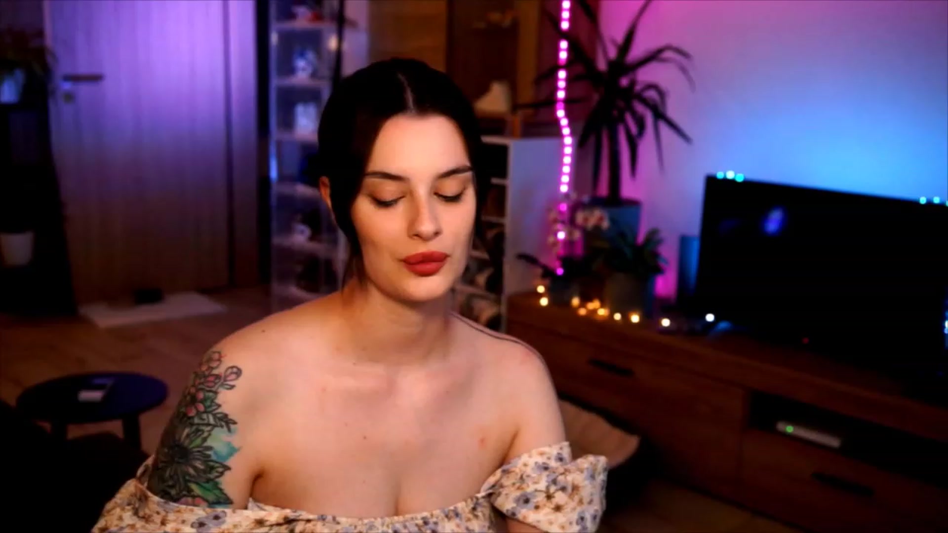 Gallery image thumbnail from lucynutty's myfreecams stream on, 06/07/2023, 19:49 image 19 of 20