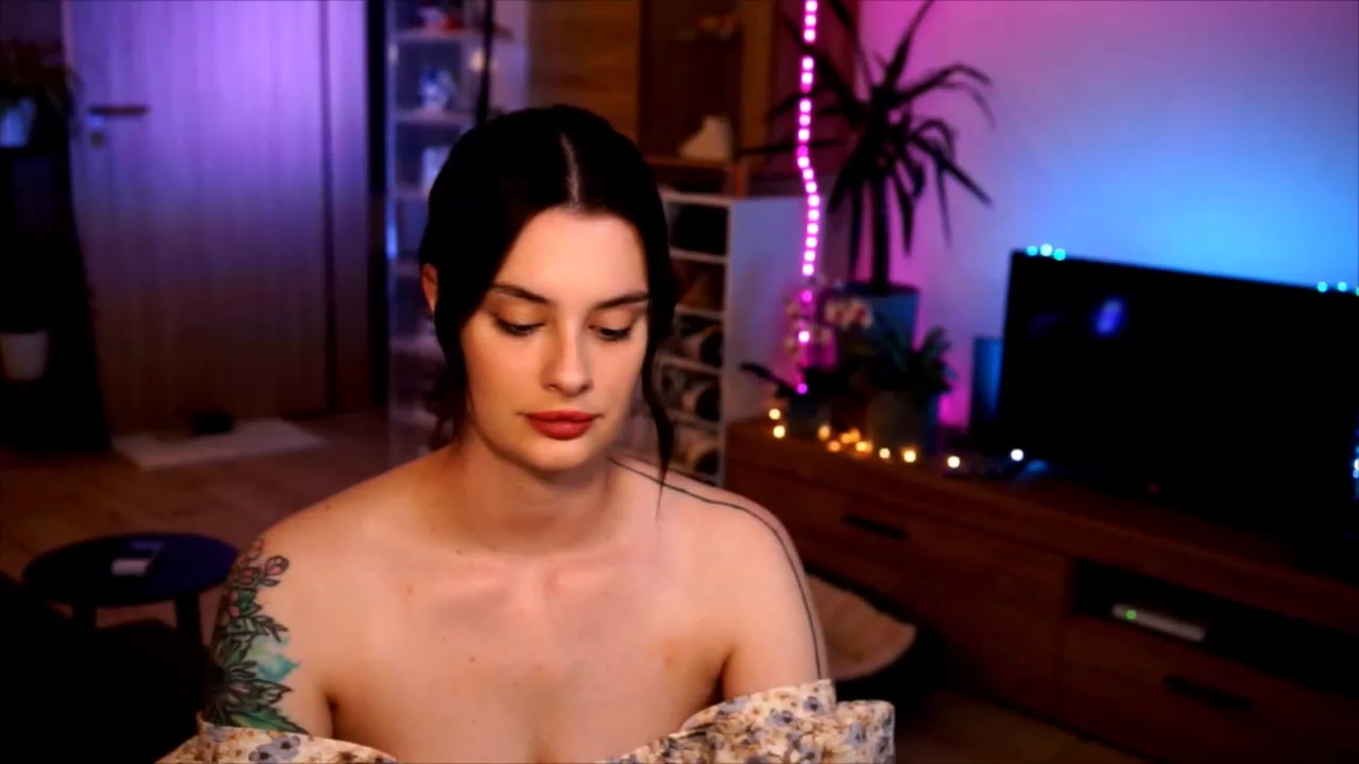 Gallery image thumbnail from lucynutty's myfreecams stream on, 06/07/2023, 19:49 image 3 of 20