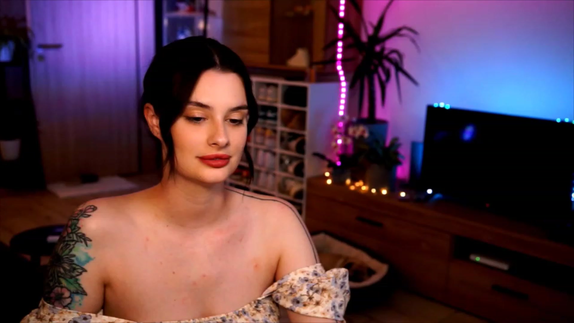 Gallery image thumbnail from lucynutty's myfreecams stream on, 06/07/2023, 20:15 image 15 of 20
