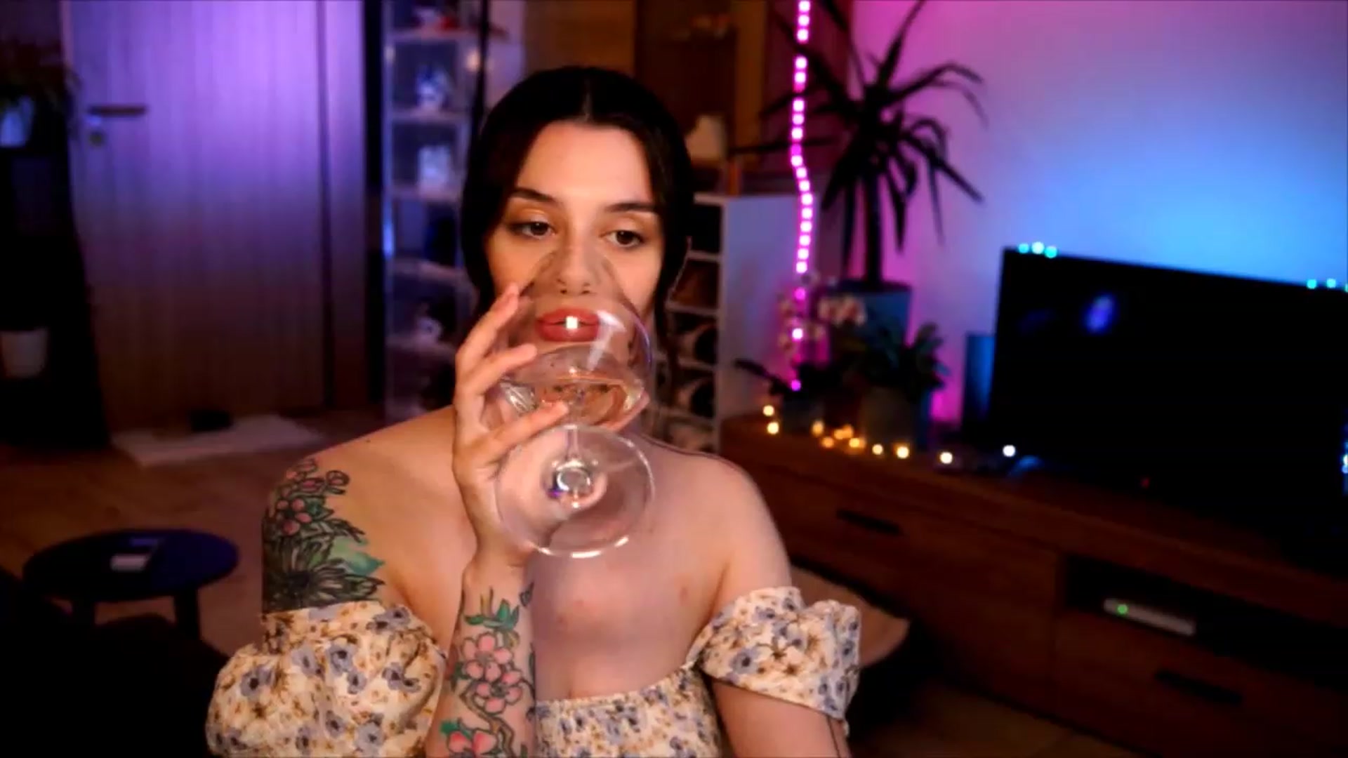 Gallery image thumbnail from lucynutty's myfreecams stream on, 06/07/2023, 20:15 image 10 of 20