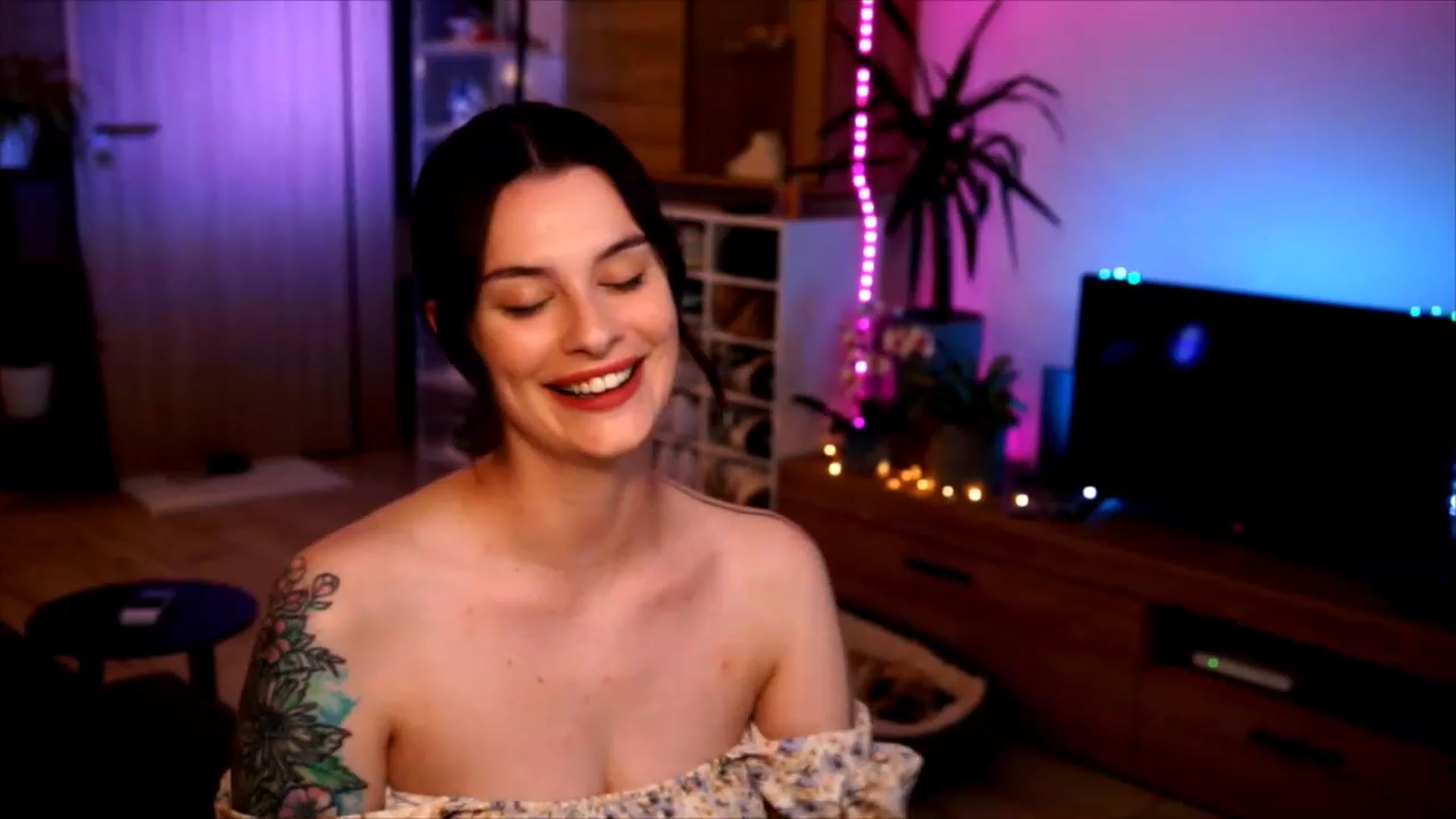 Gallery image thumbnail from lucynutty's myfreecams stream on, 06/07/2023, 20:15 image 18 of 20