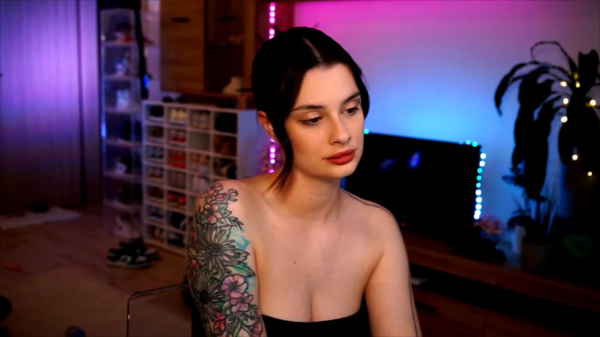 Gallery image thumbnail from lucynutty's myfreecams stream on, 06/08/2023, 19:22 image 3 of 20