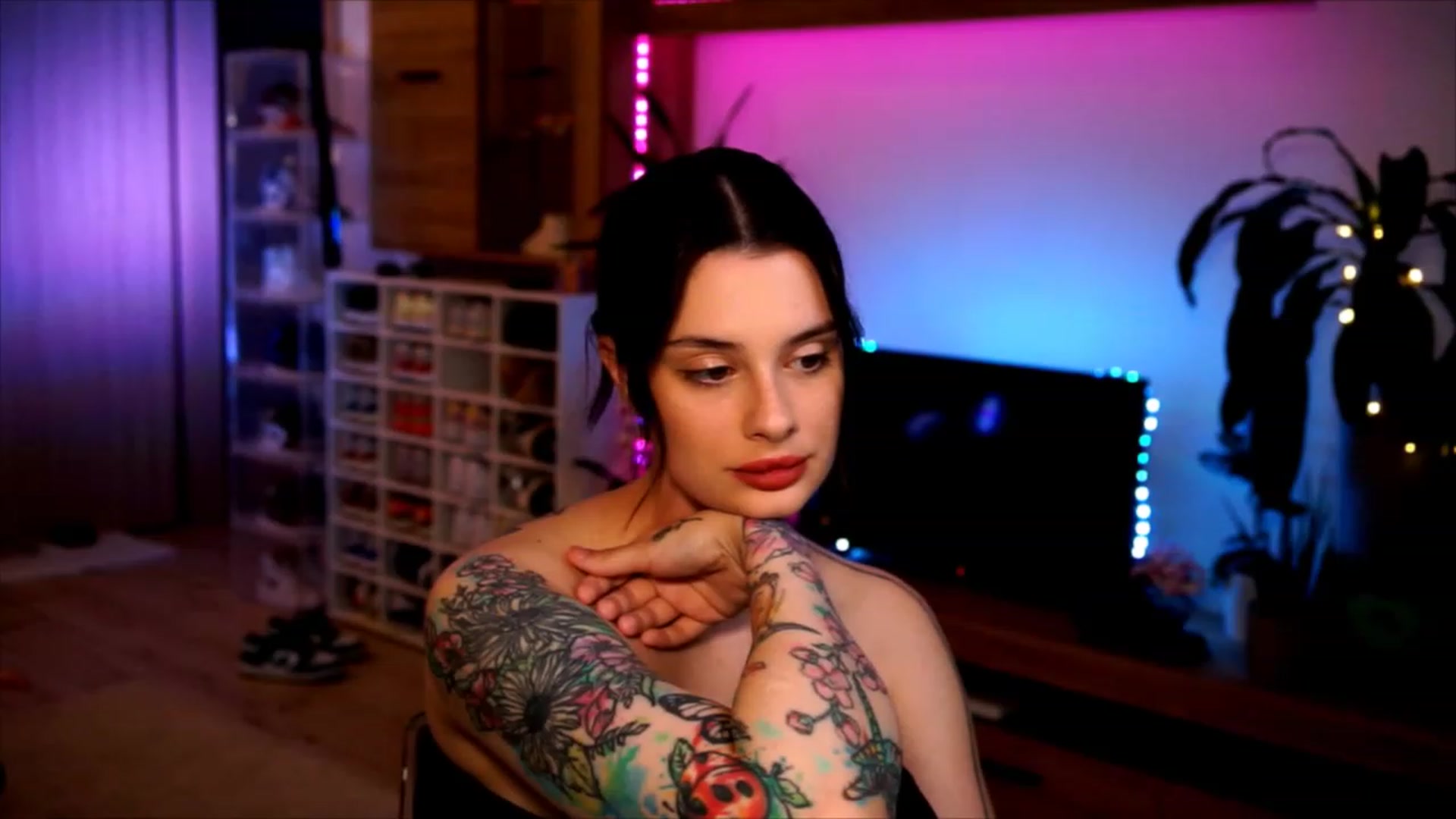 Gallery image thumbnail from lucynutty's myfreecams stream on, 06/08/2023, 19:22 image 14 of 20