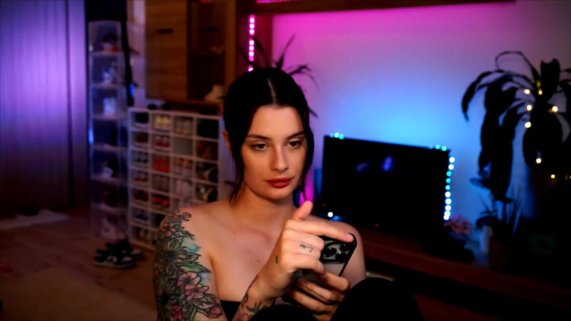 Gallery image thumbnail from lucynutty's myfreecams stream on, 06/08/2023, 19:22 image 18 of 20