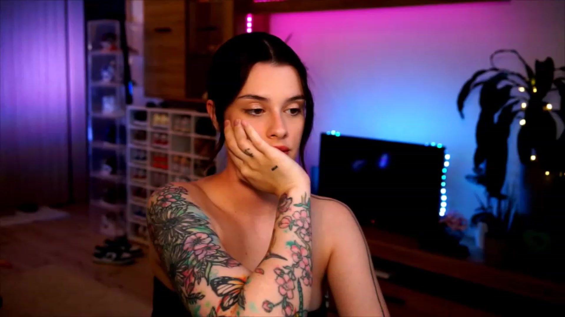 Gallery image thumbnail from lucynutty's myfreecams stream on, 06/08/2023, 19:22 image 11 of 20