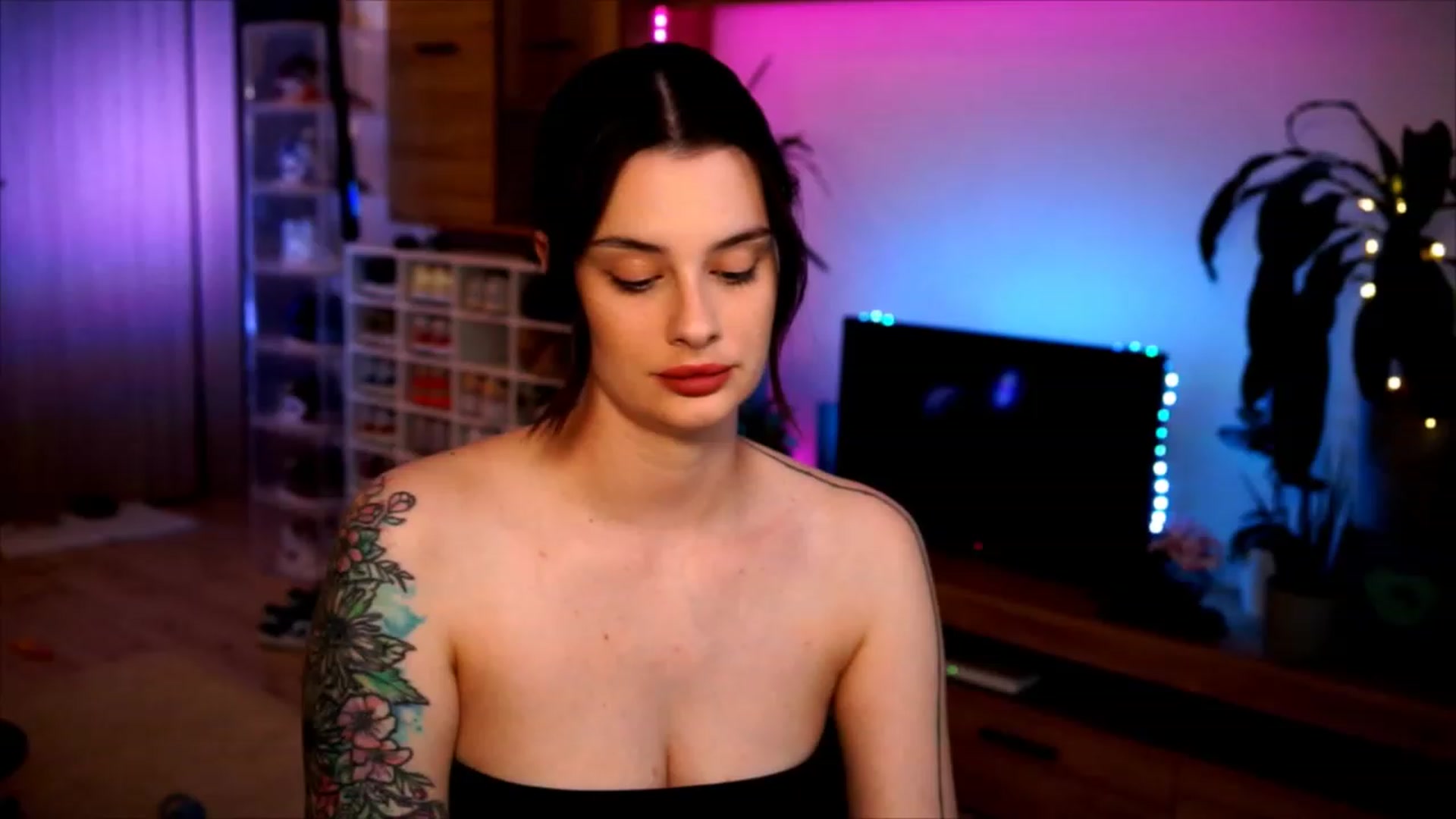 Gallery image thumbnail from lucynutty's myfreecams stream on, 06/08/2023, 19:22 image 2 of 20